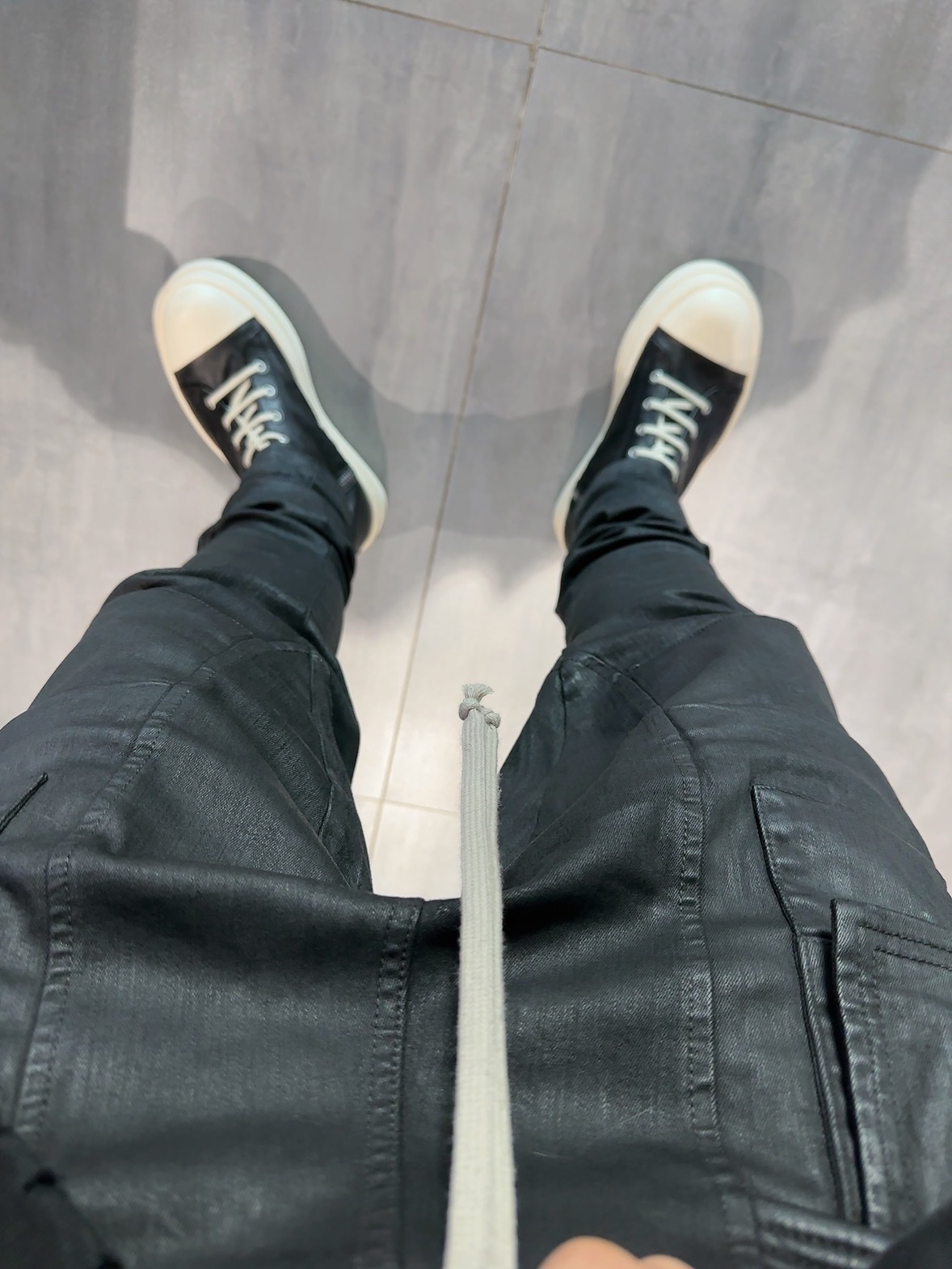 Rick Owens Drkshdw Creatch Cargo Drawstring Pants Black Wax, Balenciaga x Adidas Hoodie Large Fit Black 착용 스타일 - 2