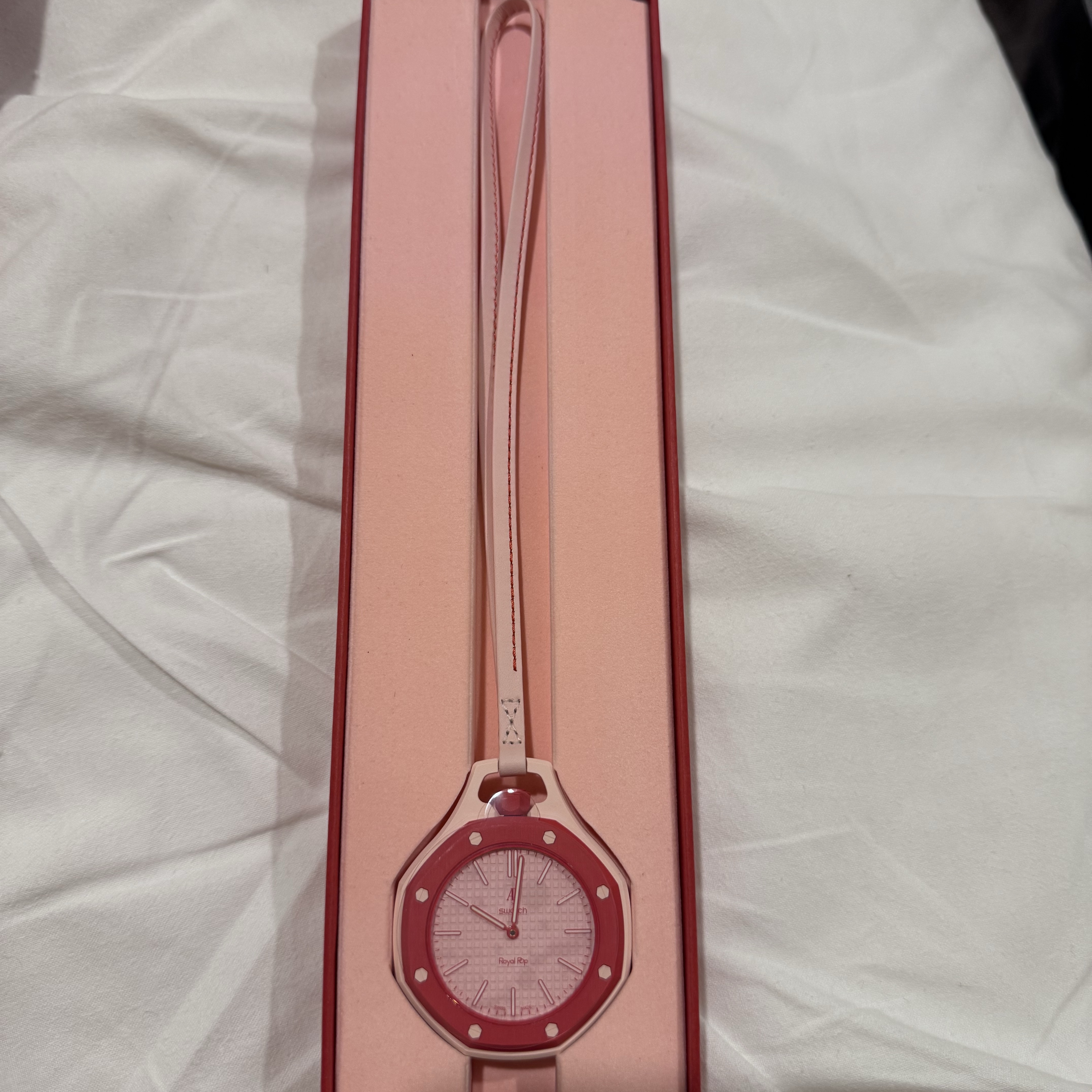 Swatch x Audemars Piguet Bioceramic Royal Pop Otto Rosso 착용 스타일