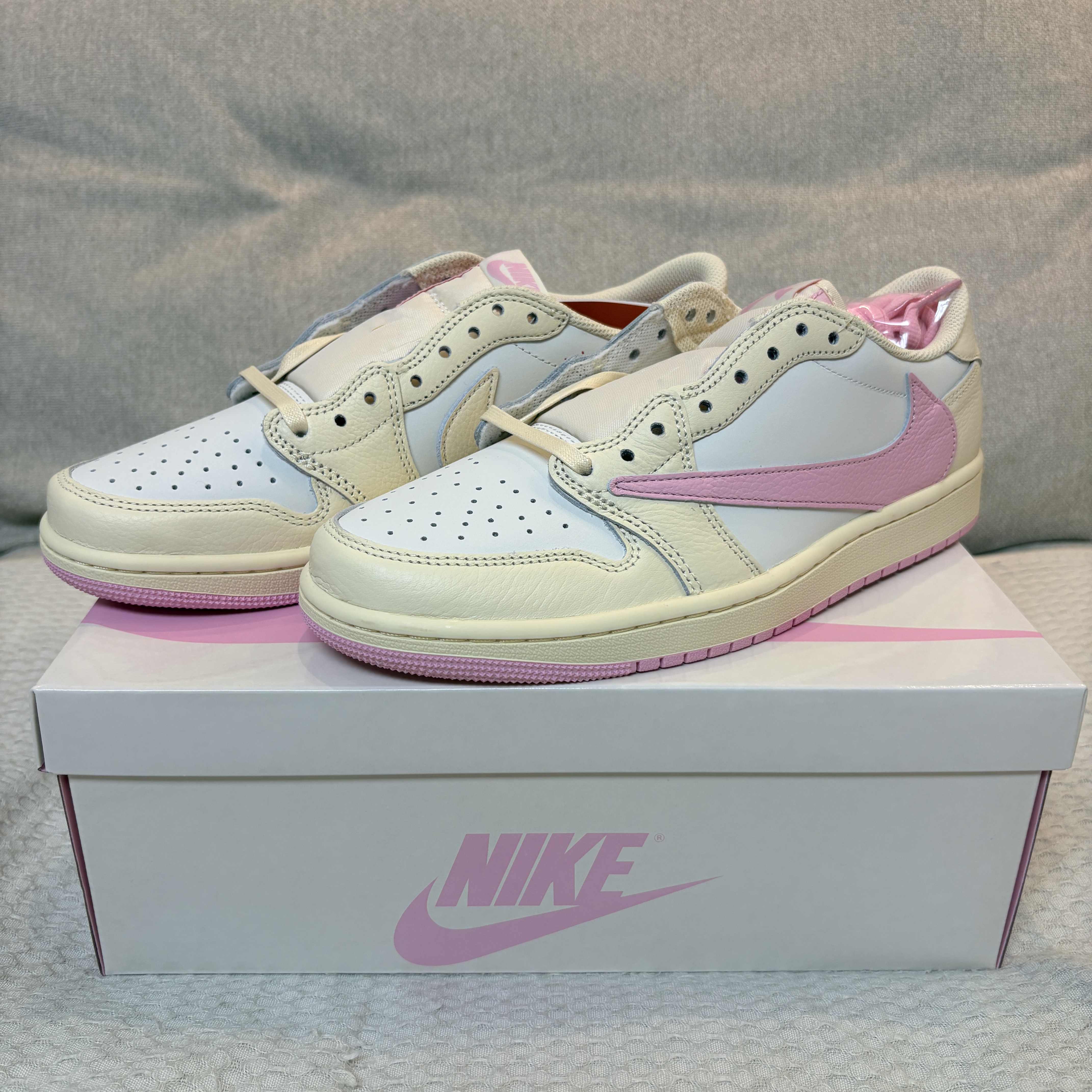 Jordan 1 x Travis Scott Retro Low OG SP Muslin Shy Pink 착용 스타일 - 1