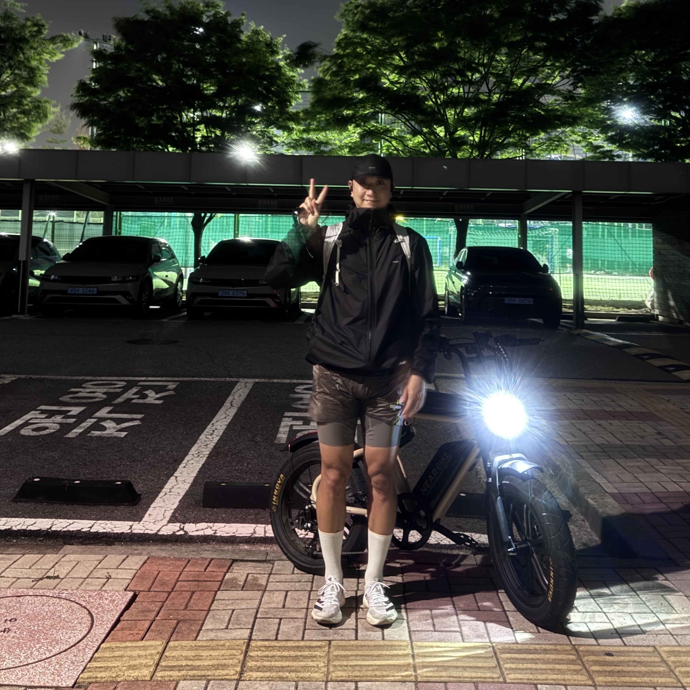 Stussy Beach Shell Wrinkled Nylon Jacket Slate, Optimistic Runners Glossy Ripstop Shorts Light Grey 착용 스타일 - 8