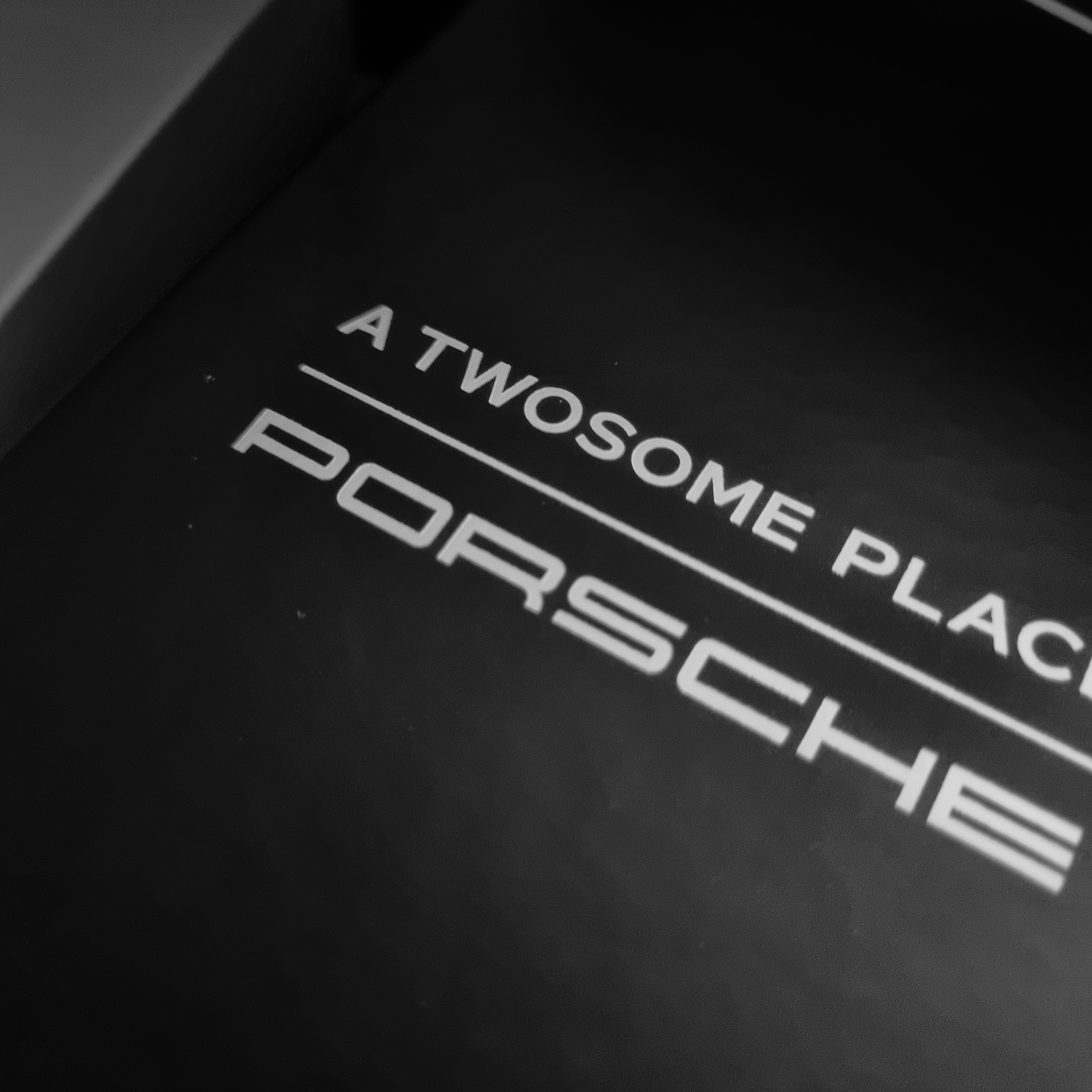 A Twosome Place x Porsche Key Chain Black 착용 스타일 - 1