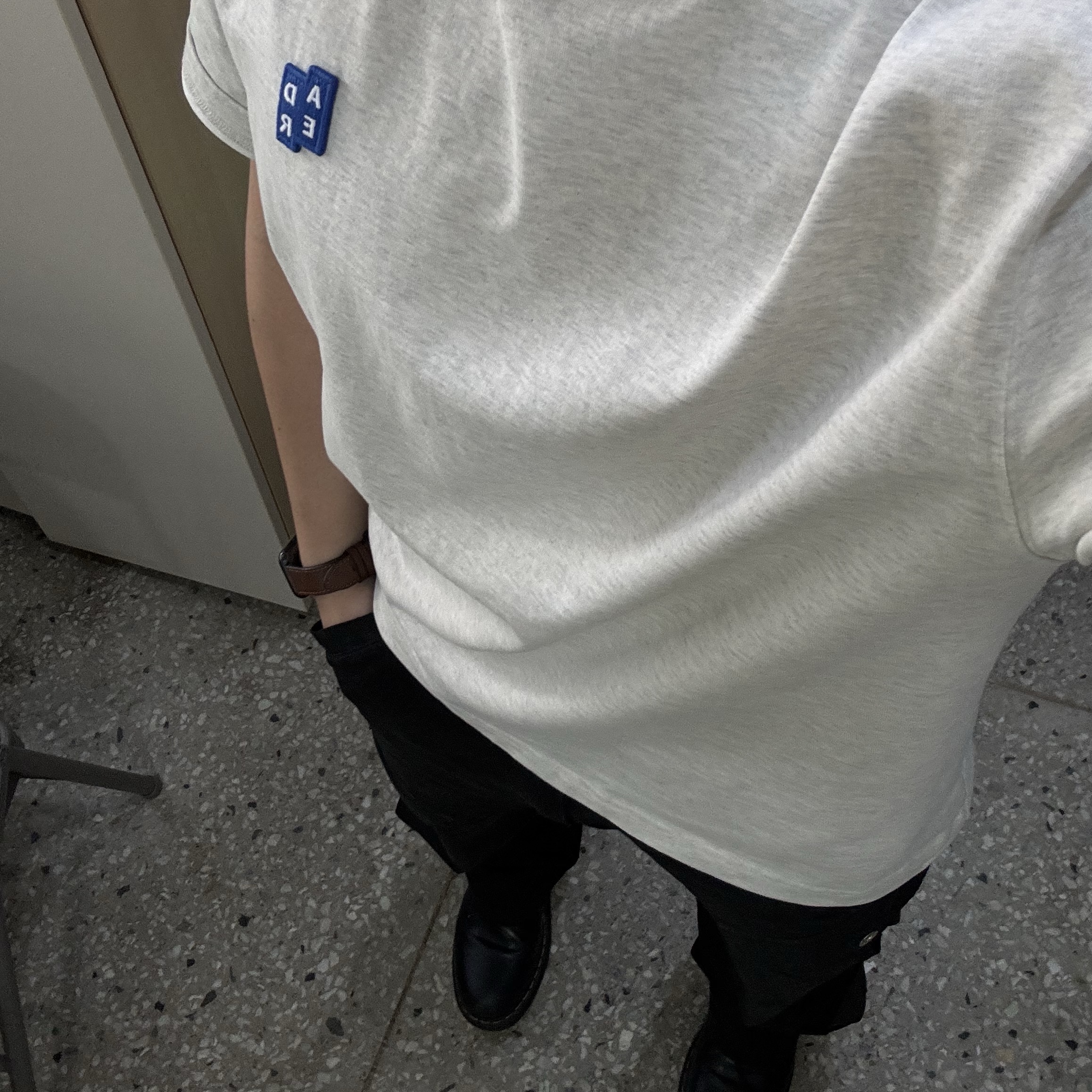 Ader Error Sig; BL Tag T-Shirt 01 Oatmeal, Dr. Martens 1461 Smooth Black 착용 스타일 - 1