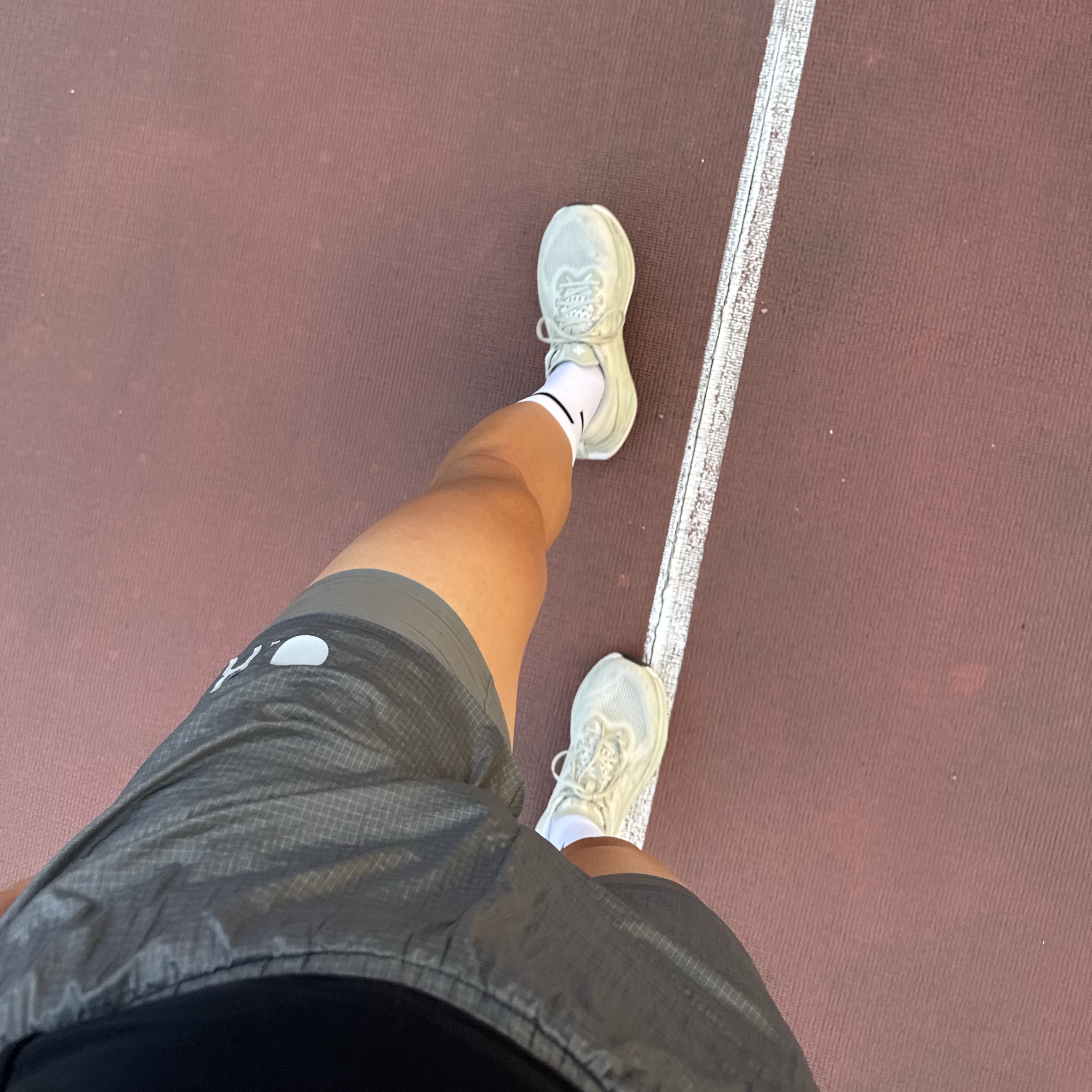 Stussy Beach Shell Wrinkled Nylon Jacket Slate, Optimistic Runners Glossy Ripstop Shorts Light Grey 착용 스타일 - 2