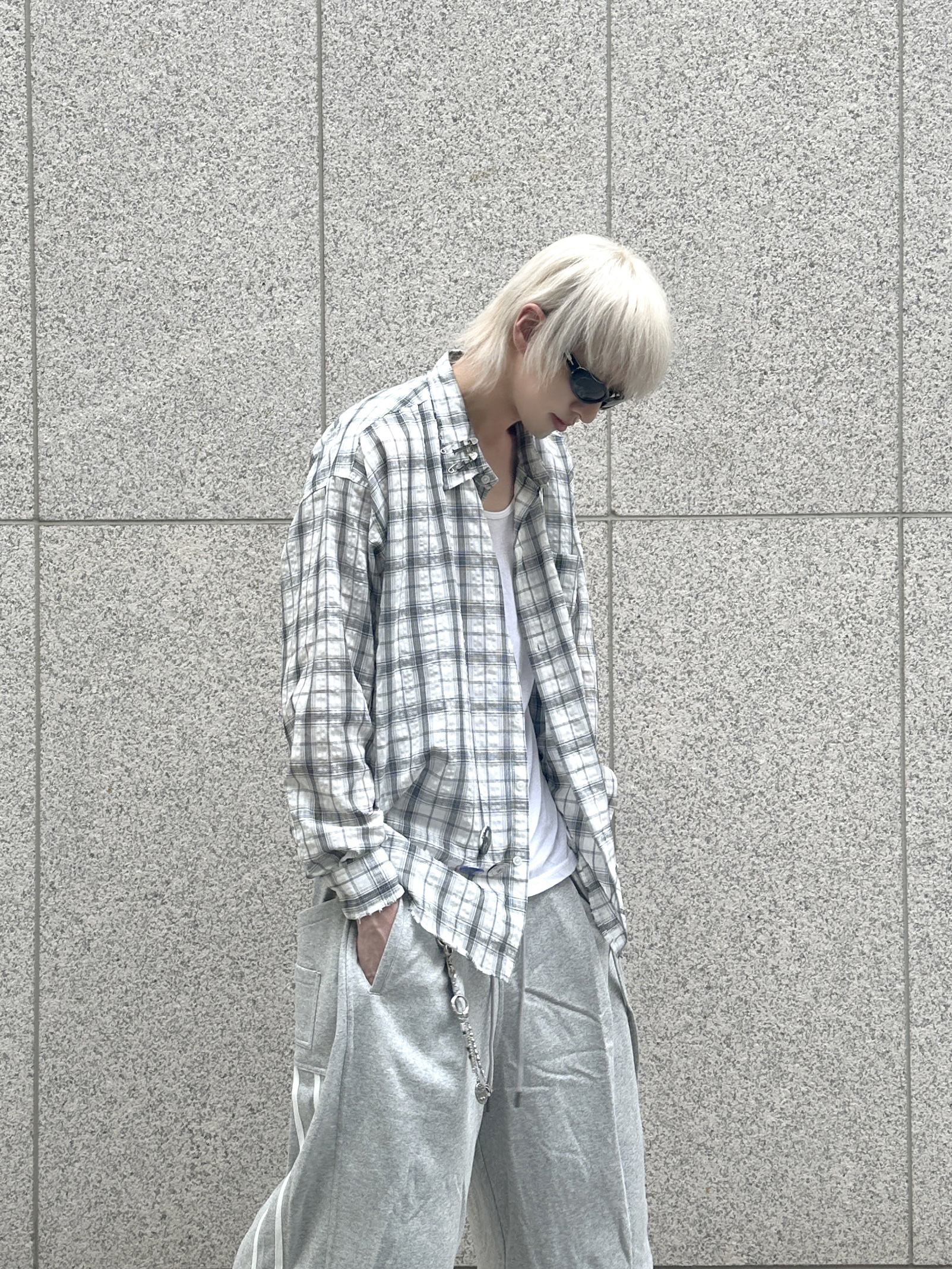 Farfromwhat Far Pin Button & Safety Pin, Farfromwhat Far F Charm Keyring 착용 스타일 - 2