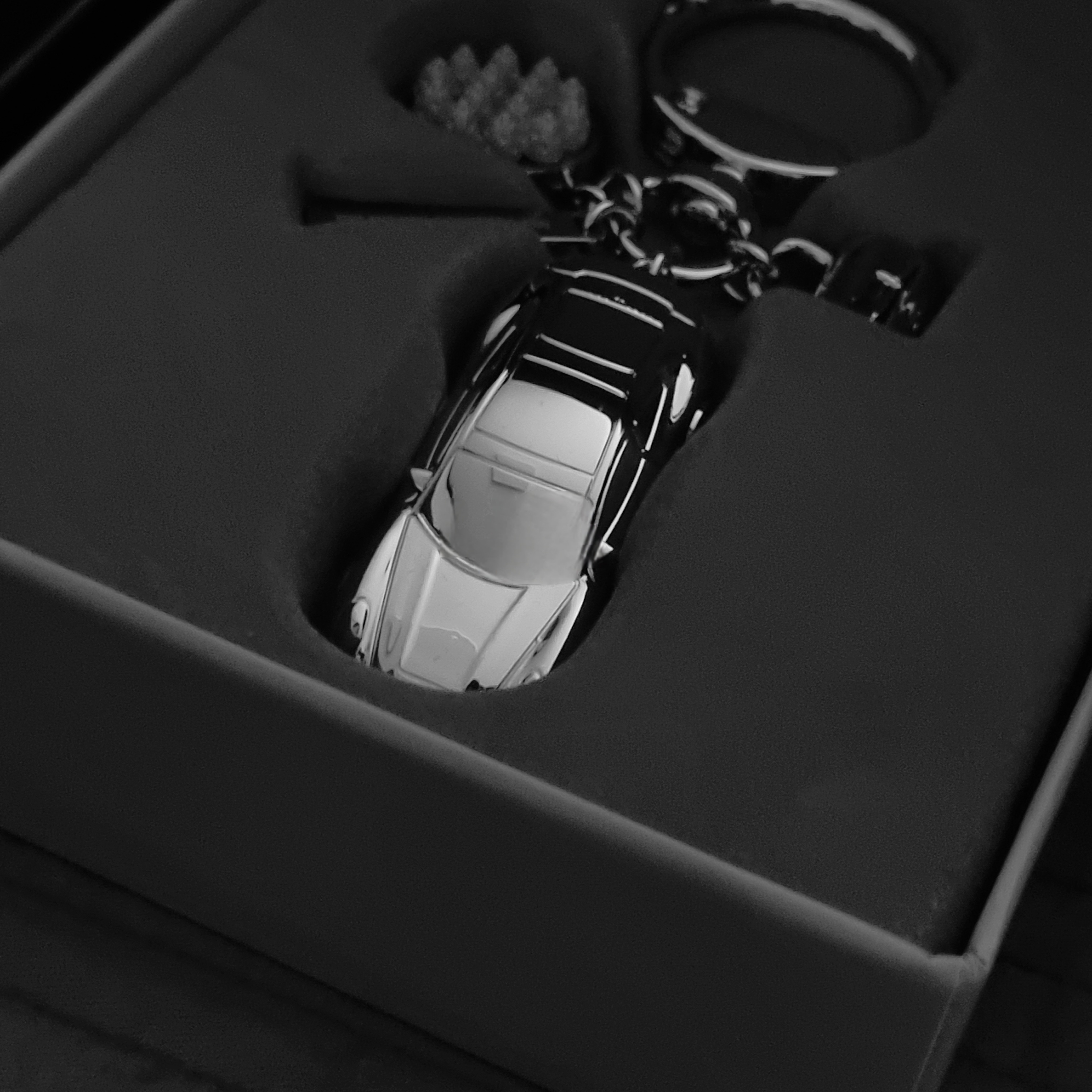 A Twosome Place x Porsche Key Chain Black 착용 스타일 - 3
