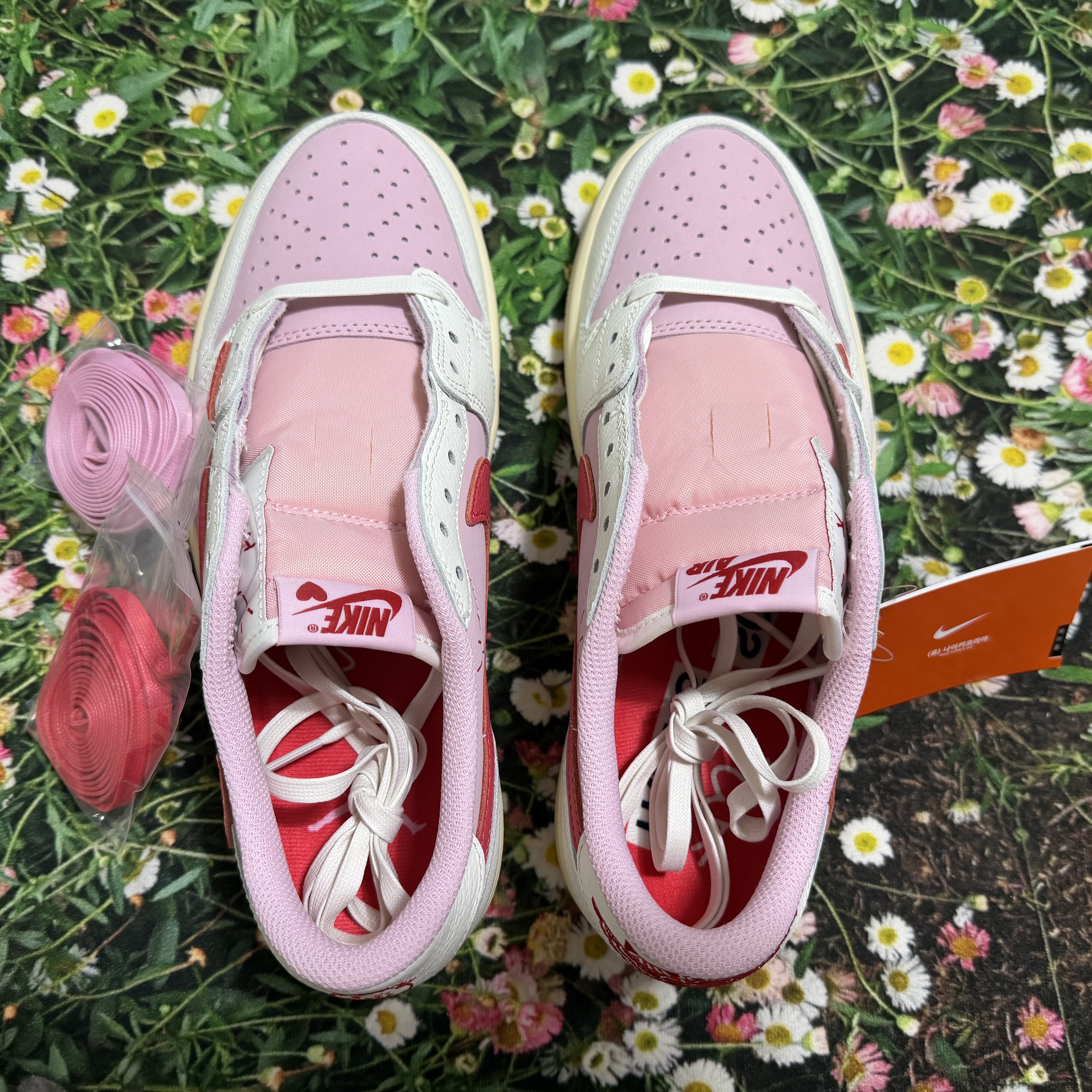 Jordan 1 x Travis Scott Retro Low OG SP Sail Tropical Pink 착용 스타일 - 4