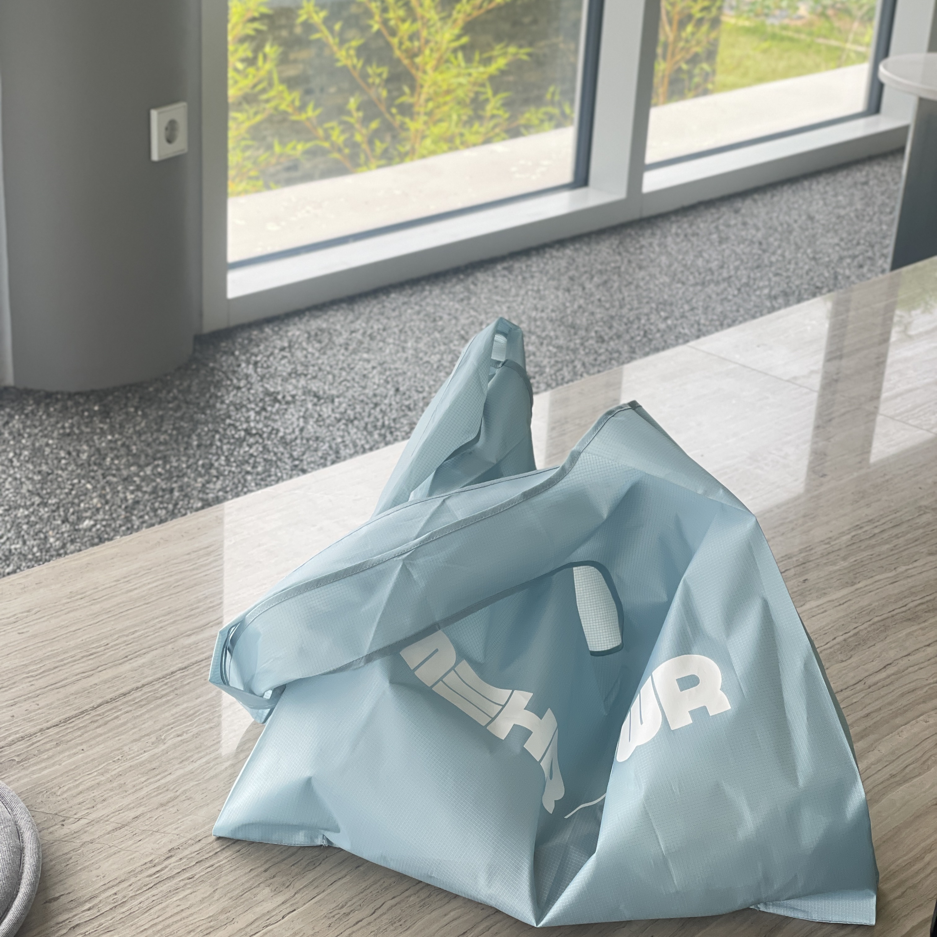 [KREAM 단독] RWR x MEHR Shopper Bag Sky Blue 착용 스타일