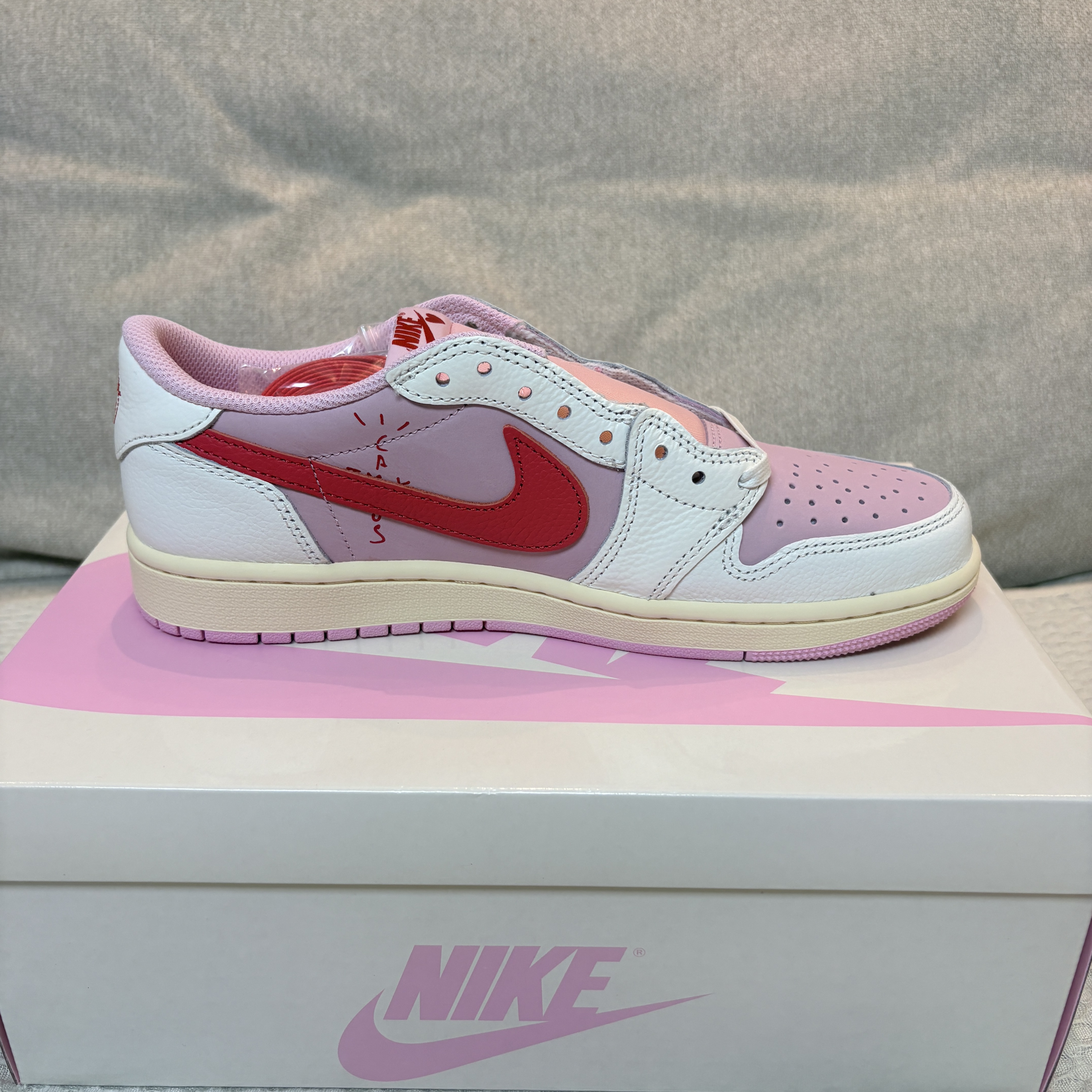 Jordan 1 x Travis Scott Retro Low OG SP Sail Tropical Pink 착용 스타일 - 3