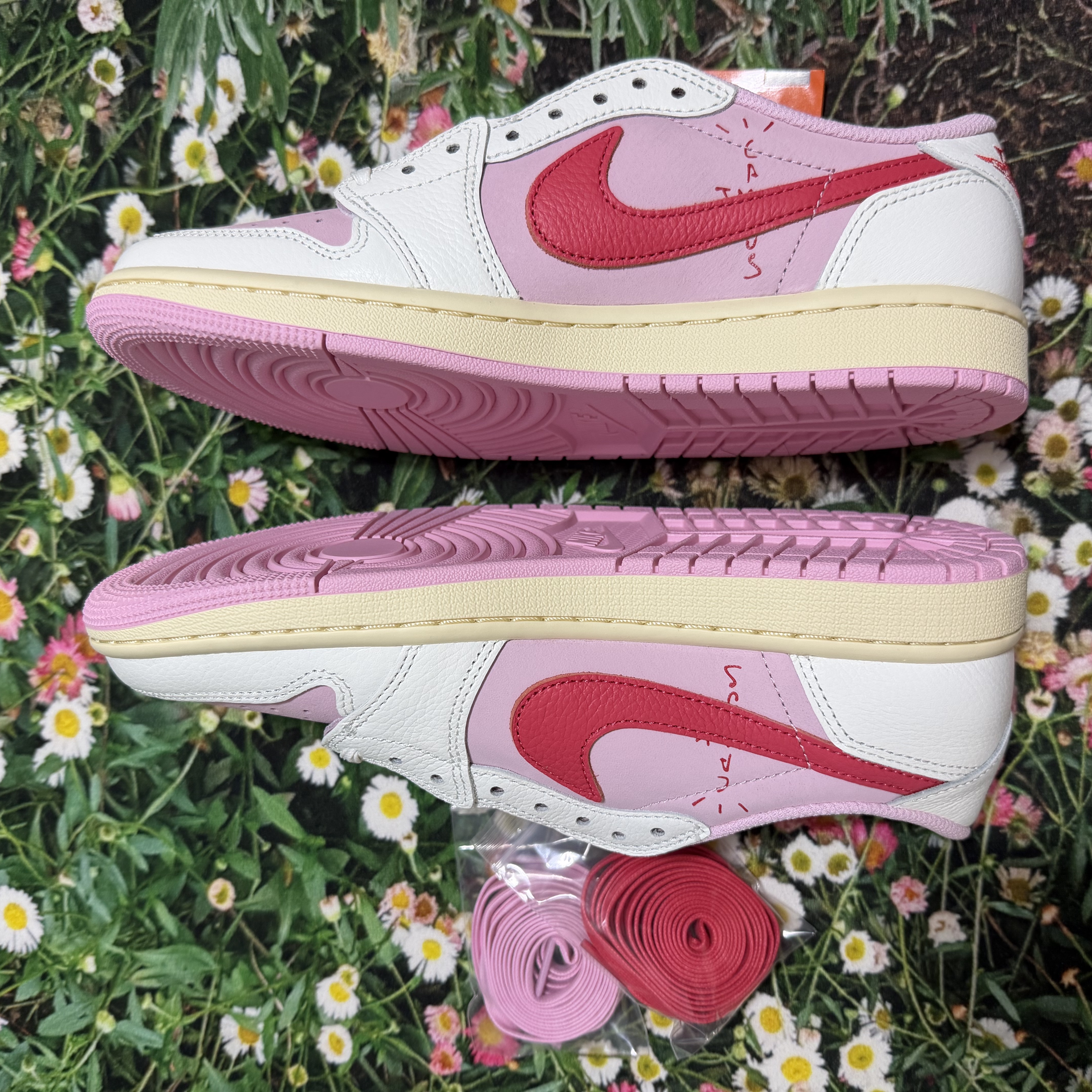 Jordan 1 x Travis Scott Retro Low OG SP Sail Tropical Pink 착용 스타일 - 5