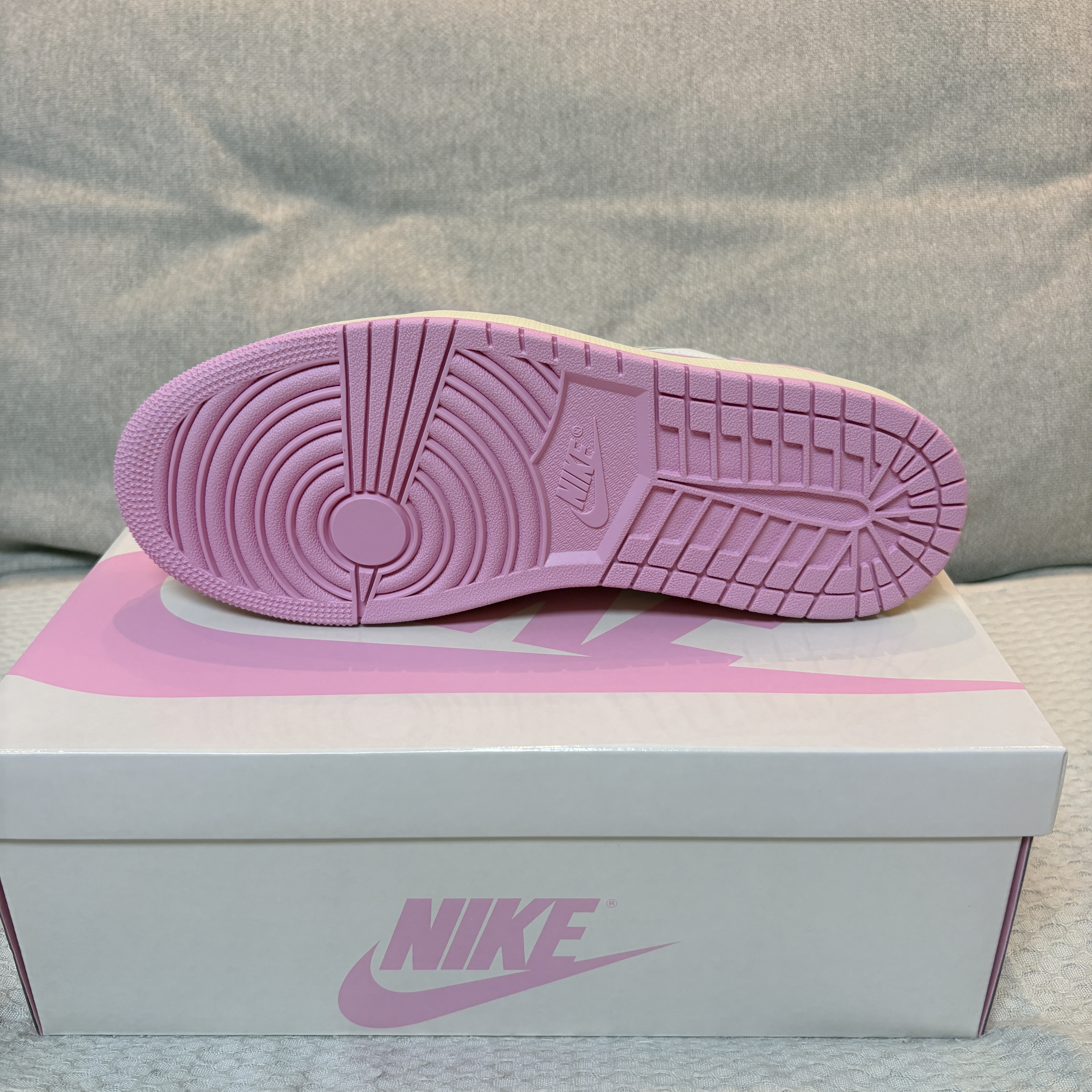 Jordan 1 x Travis Scott Retro Low OG SP Muslin Shy Pink 착용 스타일 - 4