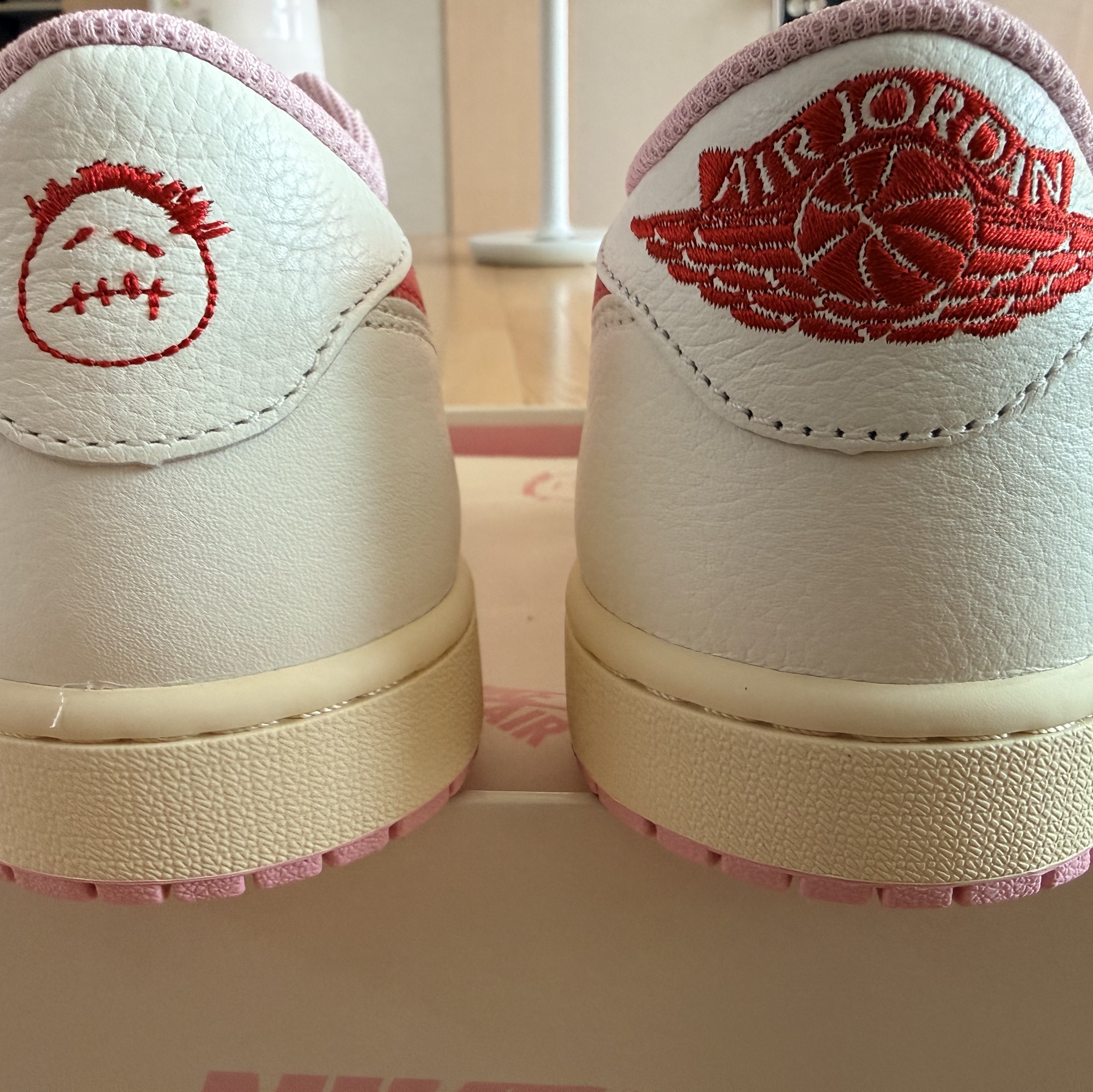 Jordan 1 x Travis Scott Retro Low OG SP Sail Tropical Pink 착용 스타일 - 2