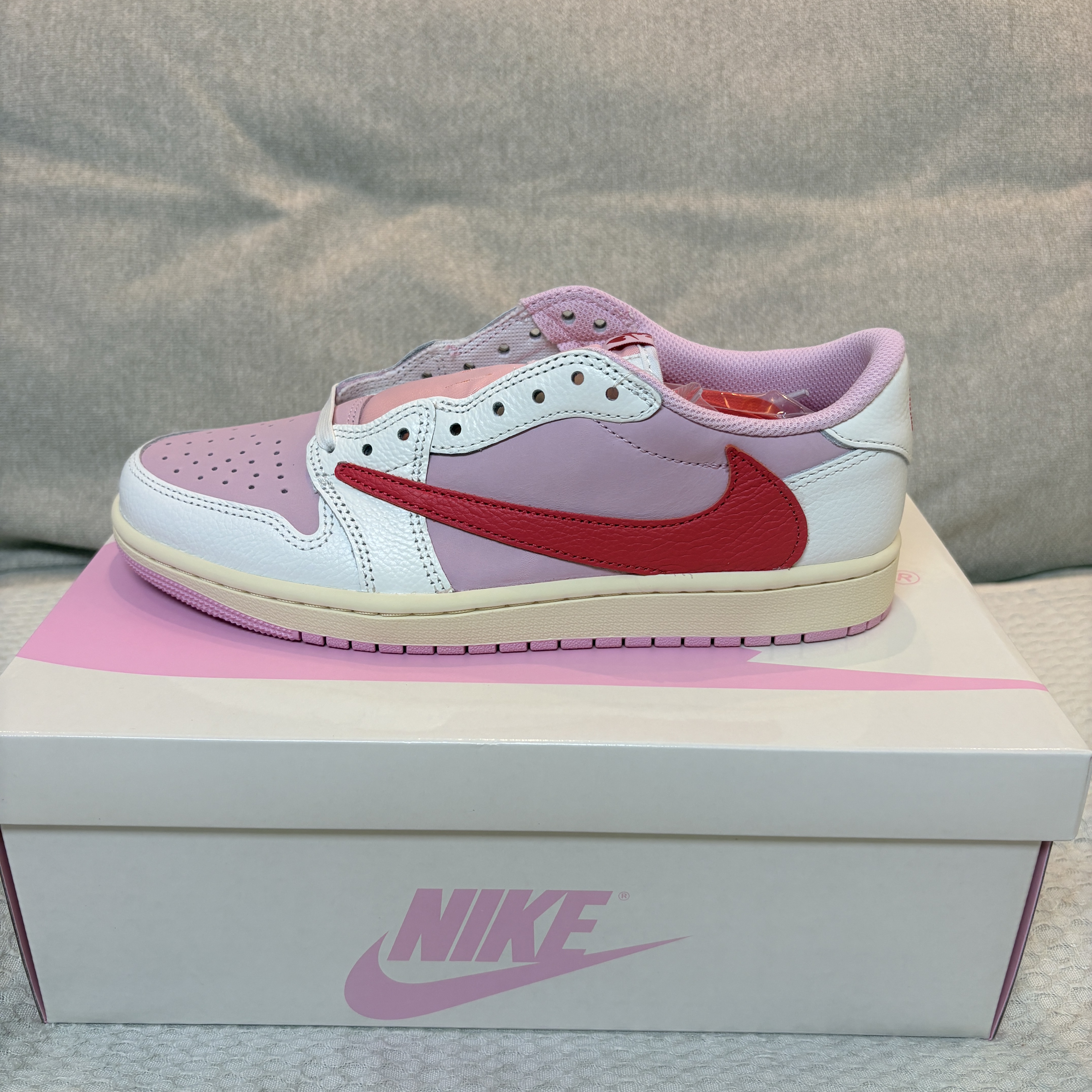 Jordan 1 x Travis Scott Retro Low OG SP Sail Tropical Pink 착용 스타일 - 2