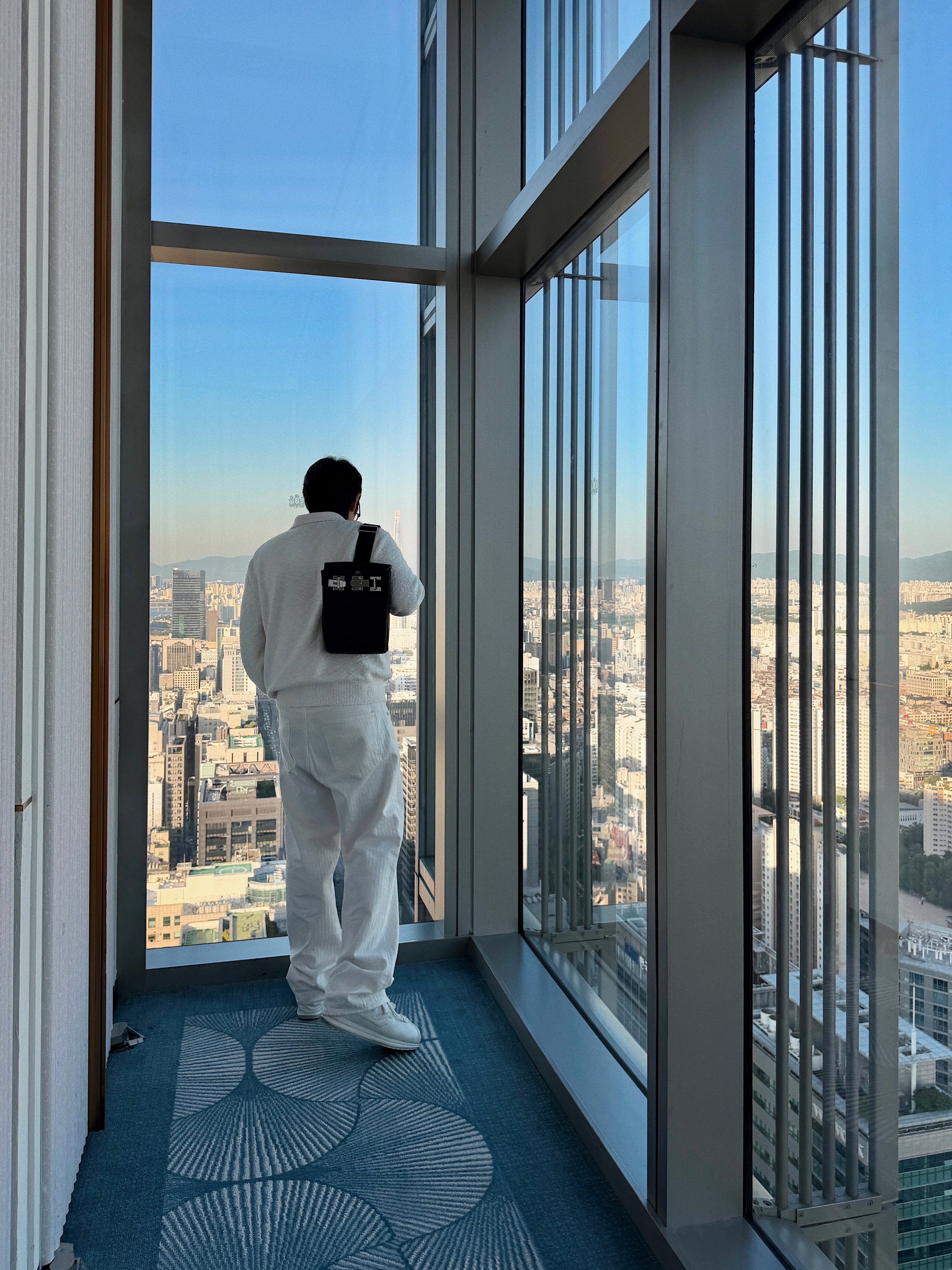 Louis Vuitton LV Buttersoft Sneakers White, Hermes Hac a Dos PM Backpack Togo & Palladium Noir 착용 스타일 - 3