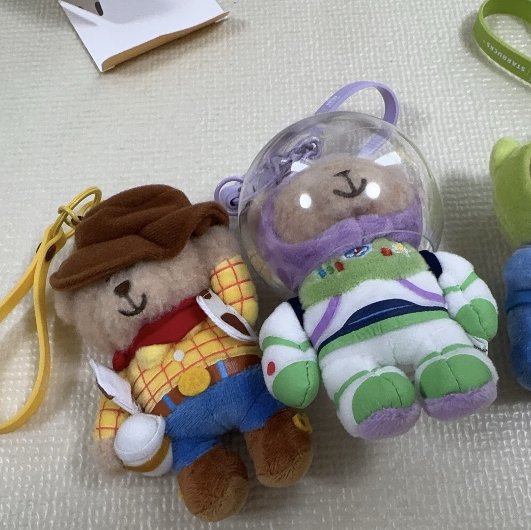 Starbucks x Toy Story 5 MD Woody Bearista Keychain Yellow 착용 스타일