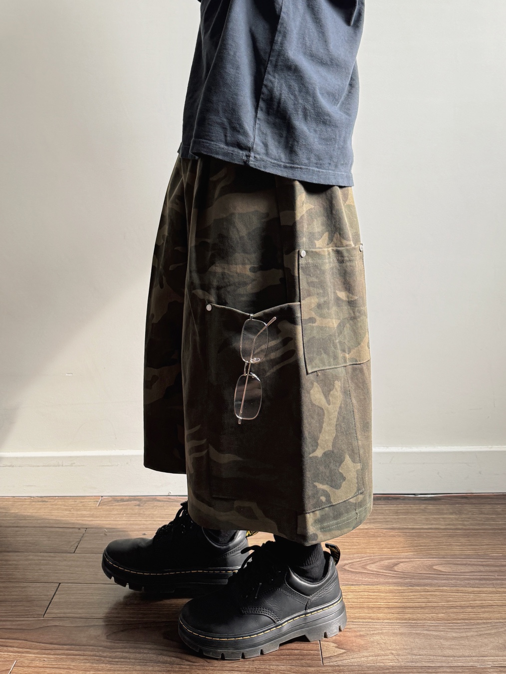Dr. Martens Reeder Wyoming Leather Utility Shoes Black, Aoiro 6-Panel Bone A/N Cap Black 착용 스타일 - 4