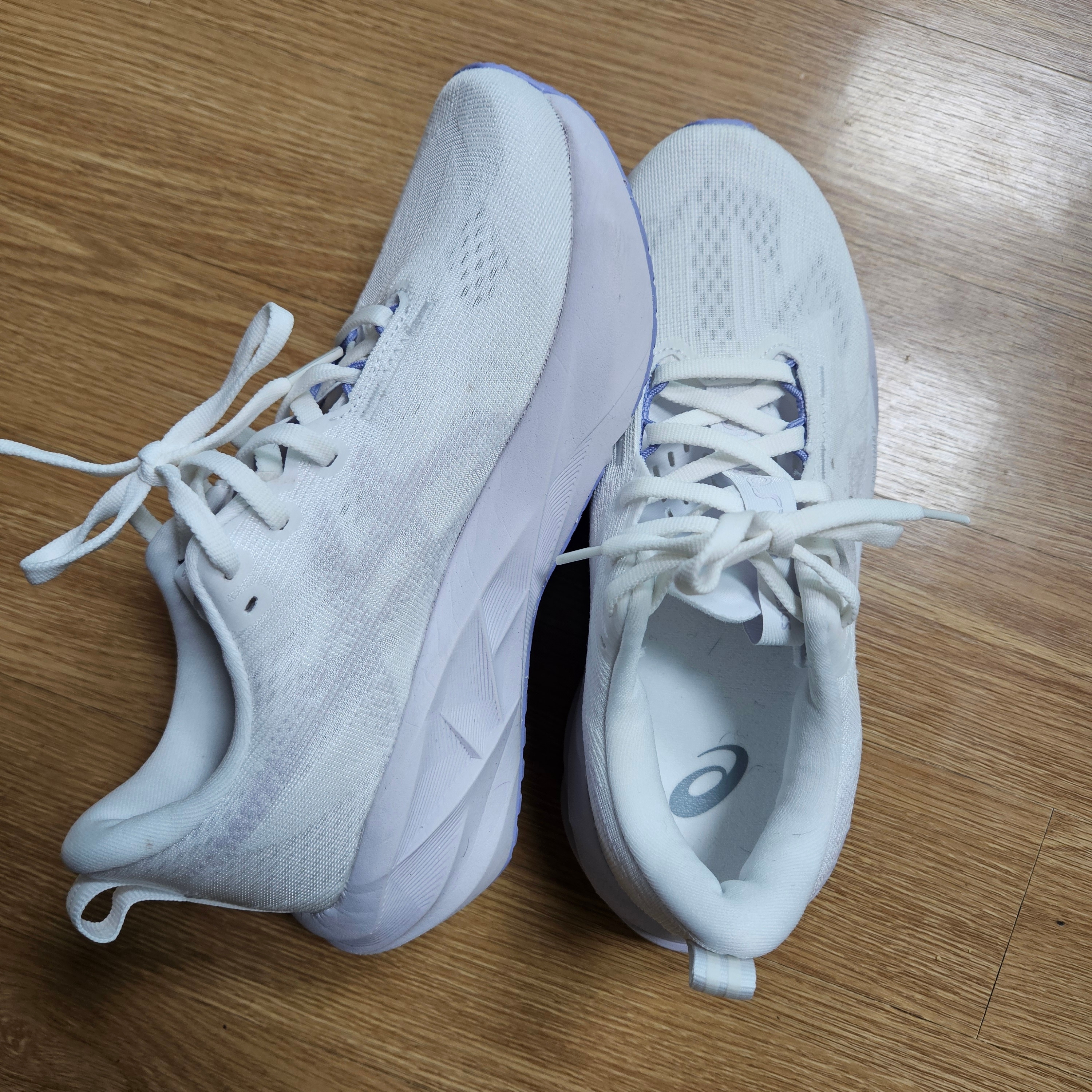 (W) Asics Novablast 5 White Lilac Hint 착용 스타일 - 1