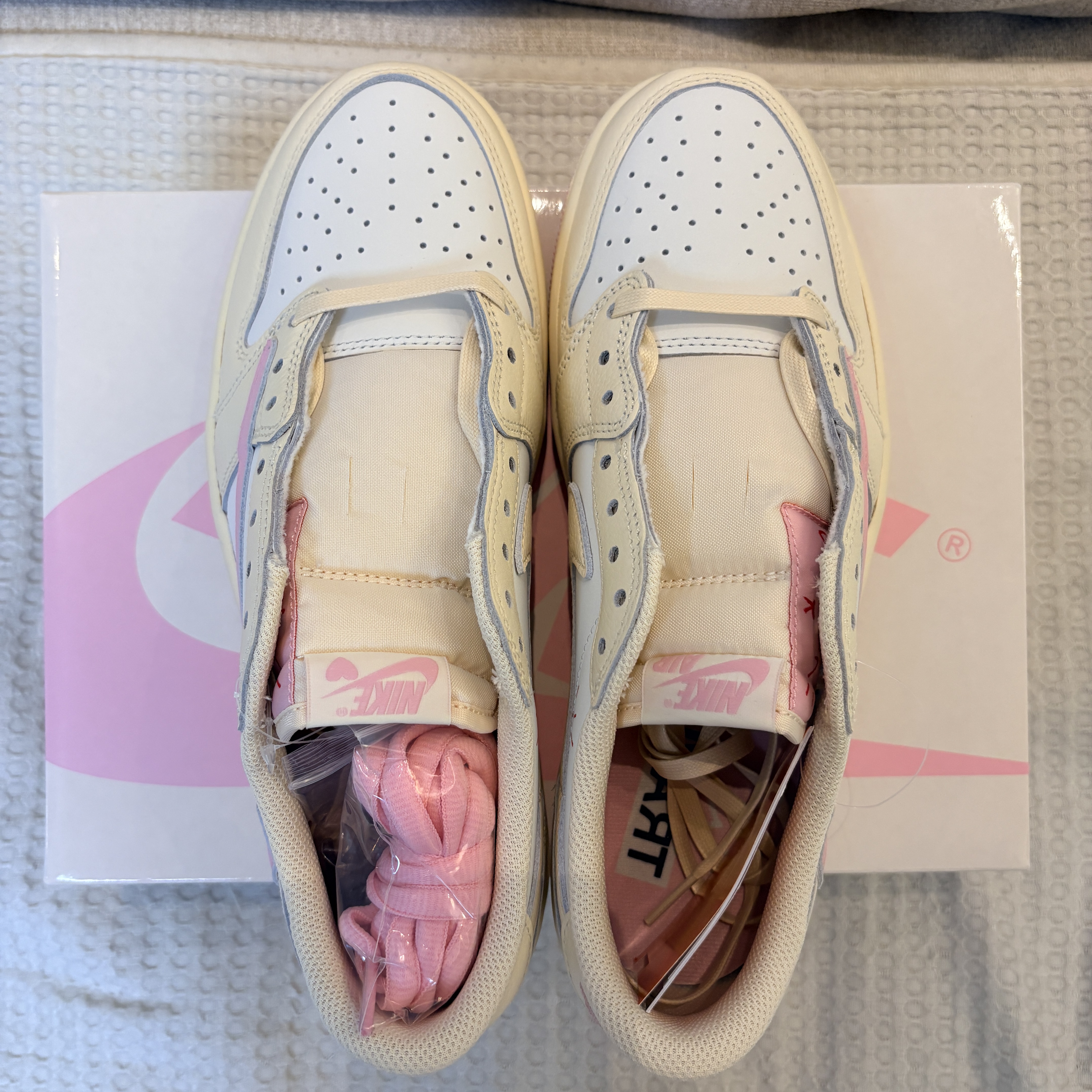 Jordan 1 x Travis Scott Retro Low OG SP Muslin Shy Pink 착용 스타일 - 6