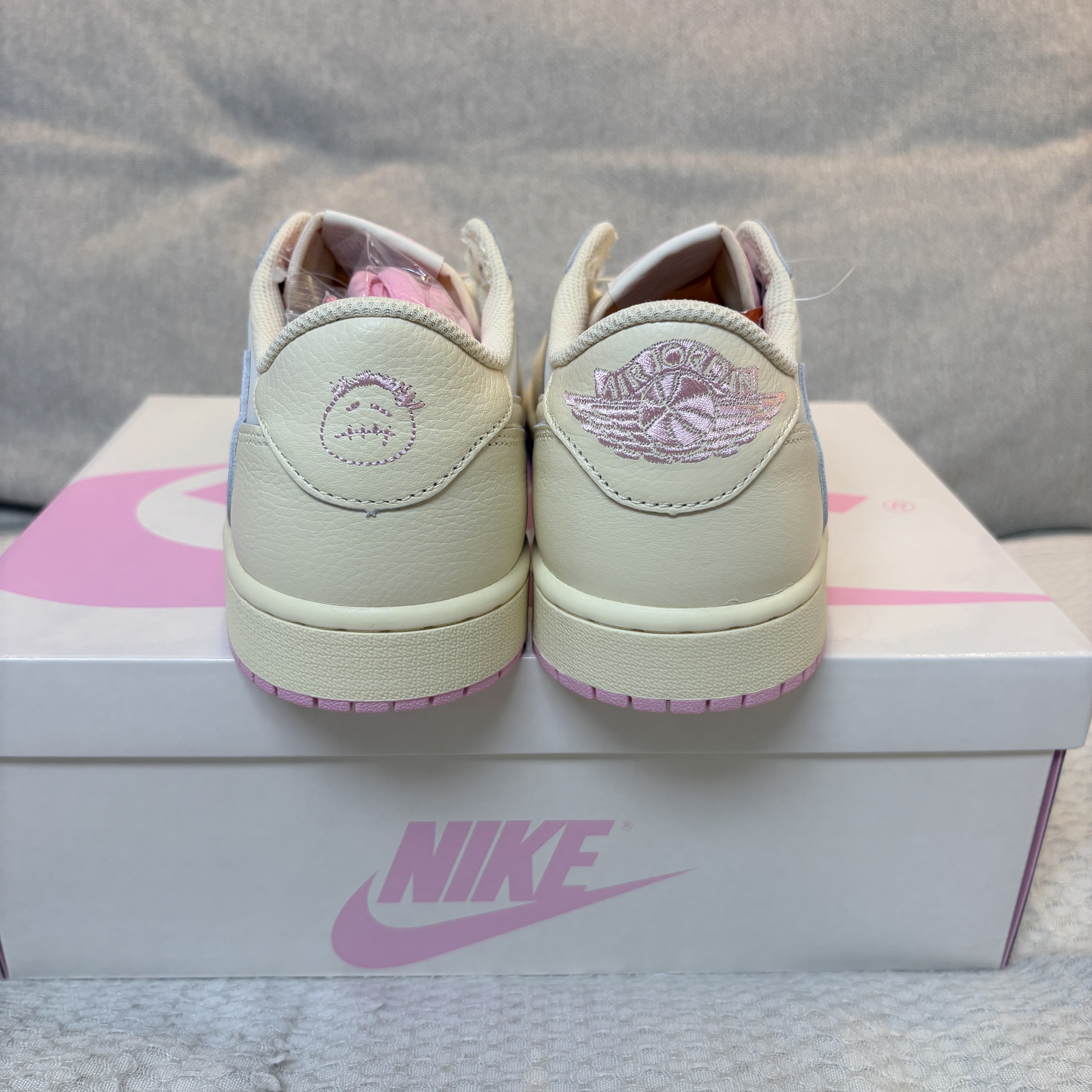 Jordan 1 x Travis Scott Retro Low OG SP Muslin Shy Pink 착용 스타일 - 5