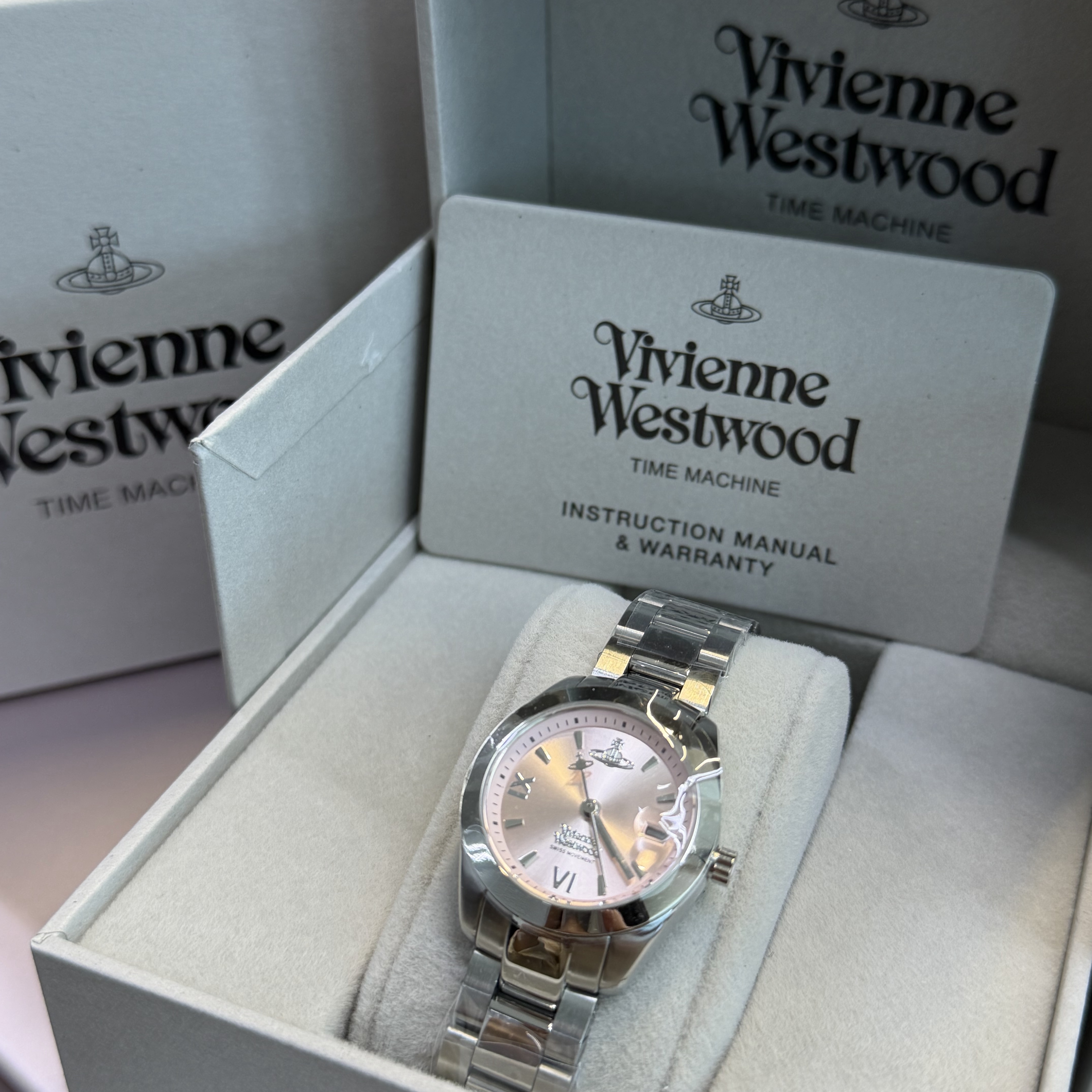 Vivienne Westwood Fenchurch Silver Pink 착용 스타일