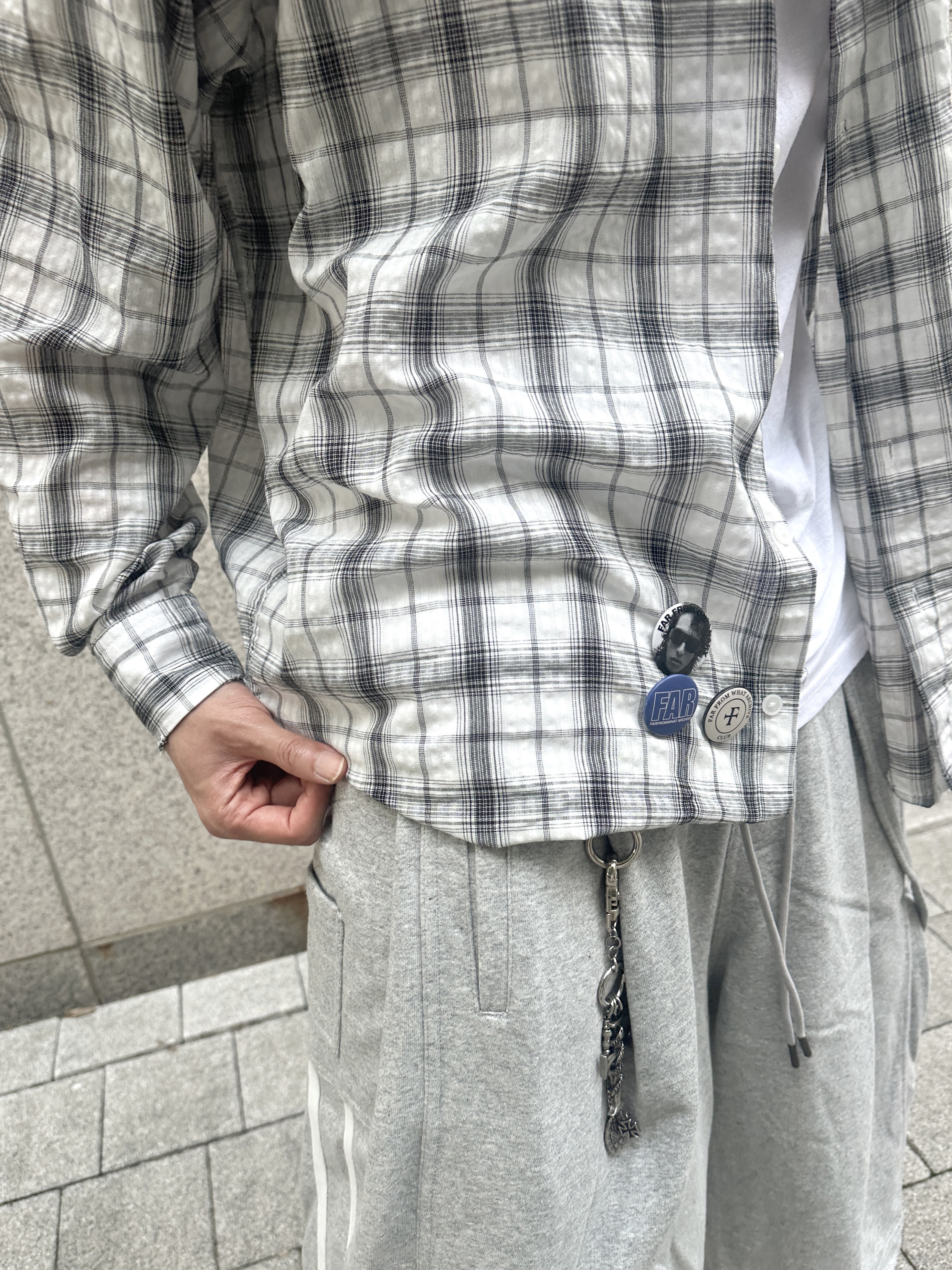 Farfromwhat Far Pin Button & Safety Pin, Farfromwhat Far F Charm Keyring 착용 스타일 - 4