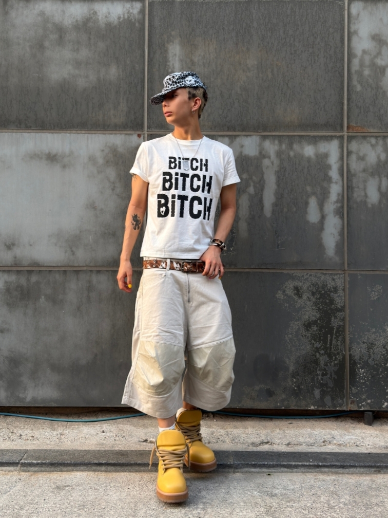 ROARINGRAD Layered Knee Bermuda Pants Beige, ROARINGRAD Crystal Stud T-Shirt White 착용 스타일
