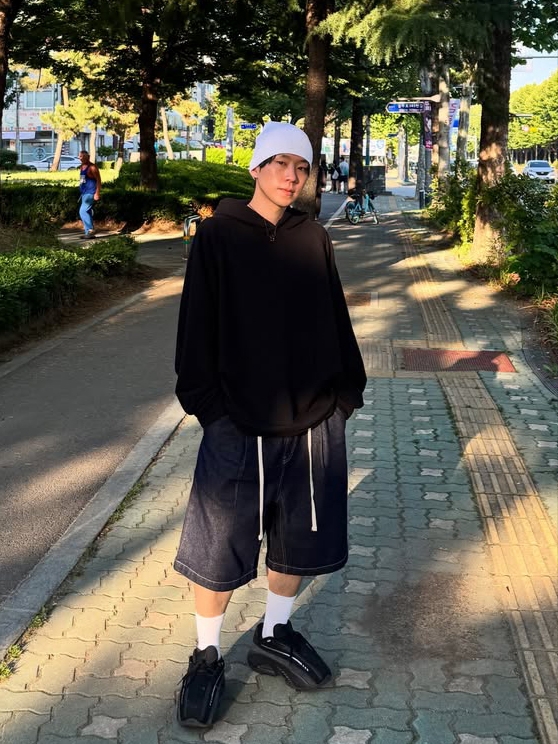 Knitted Outstring Bermuda Denim Half Pants Denim, Knitted Outstring Bermuda Denim Half Pants Black 착용 스타일 - 2