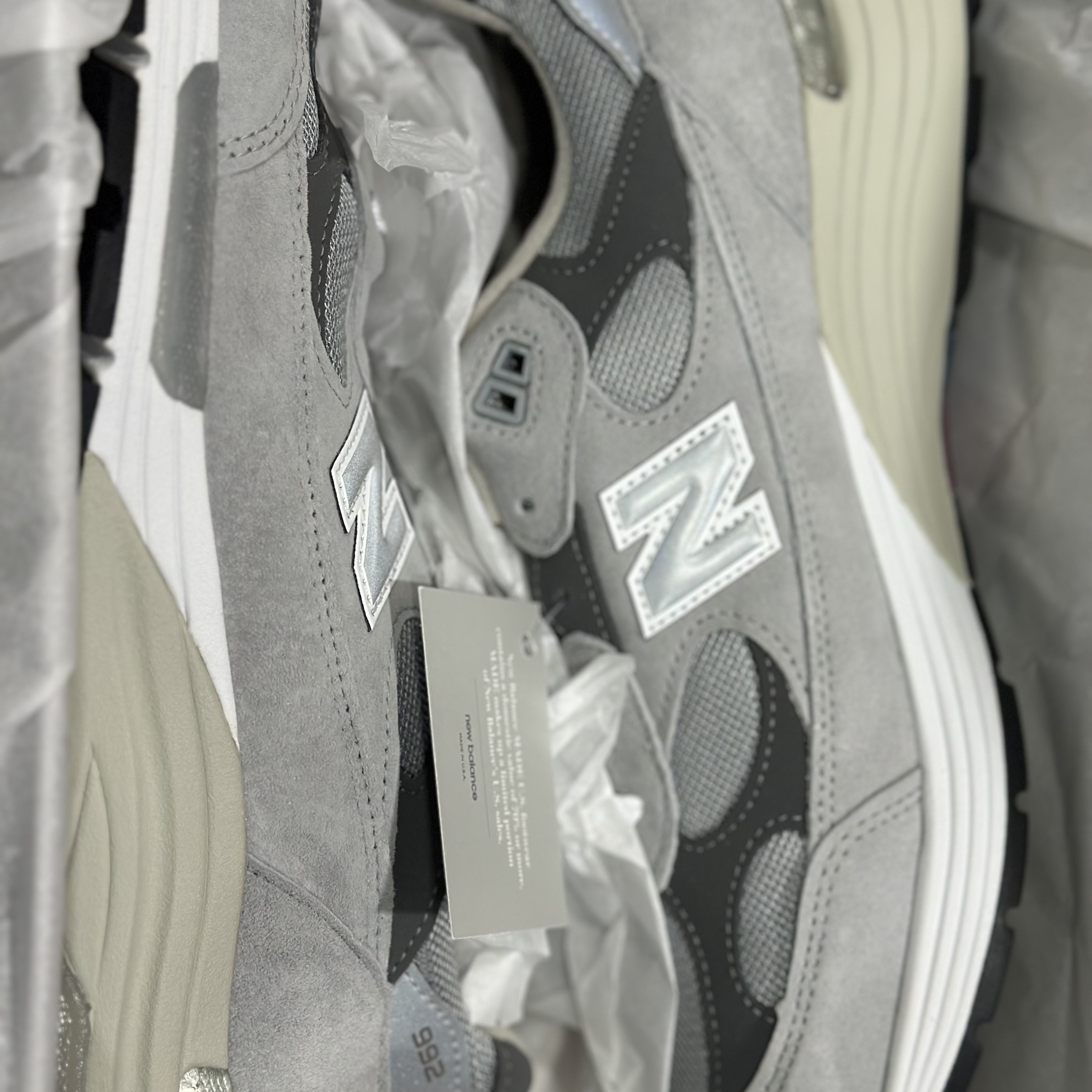 New Balance 992 Made in USA Core Grey Silver Metallic 착용 스타일 - 4