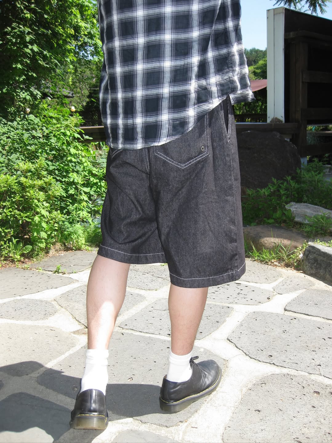Knitted Outstring Bermuda Denim Half Pants Black, Knitted Outstring Bermuda Denim Half Pants Cream 착용 스타일 - 2