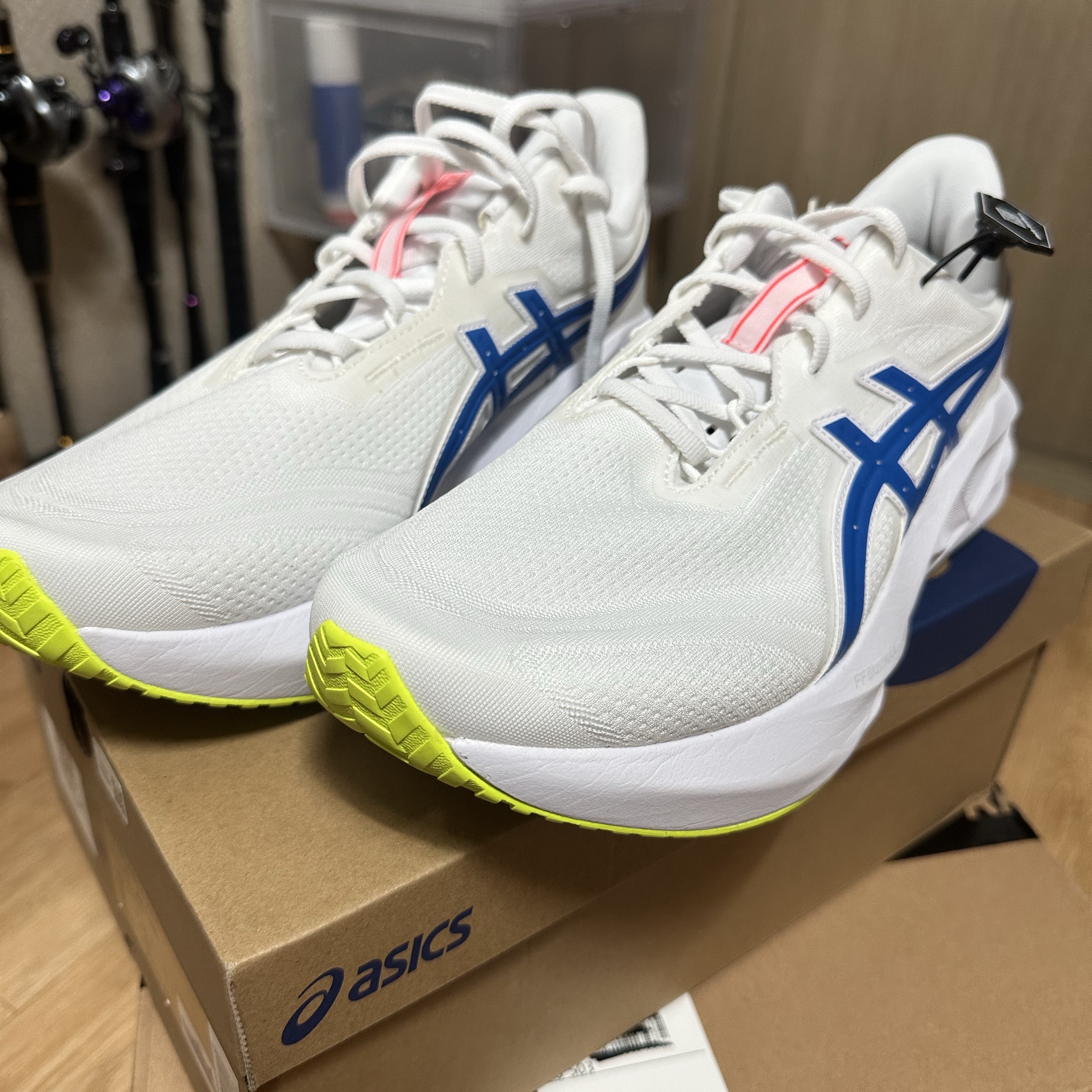 Asics Novablast 5 White Tuna Blue 착용 스타일 - 3