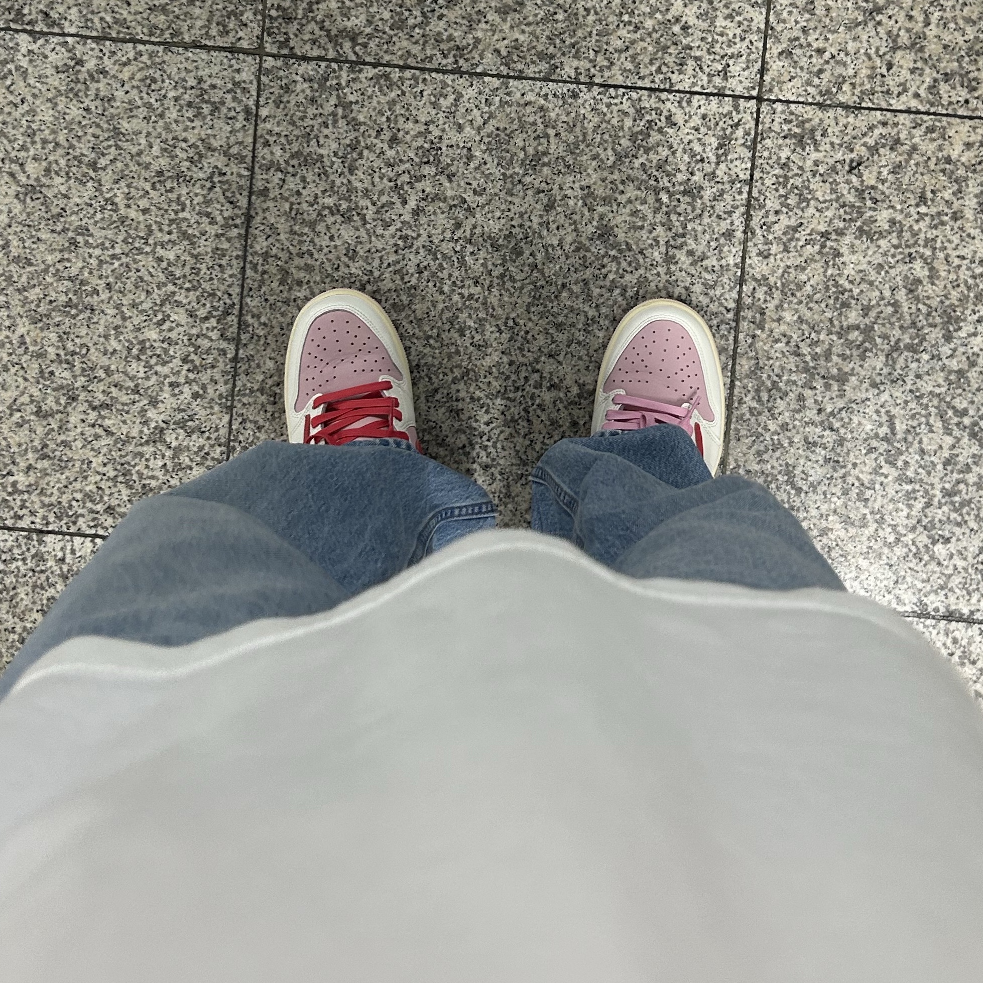 Jordan 1 x Travis Scott Retro Low OG SP Sail Tropical Pink 착용 스타일