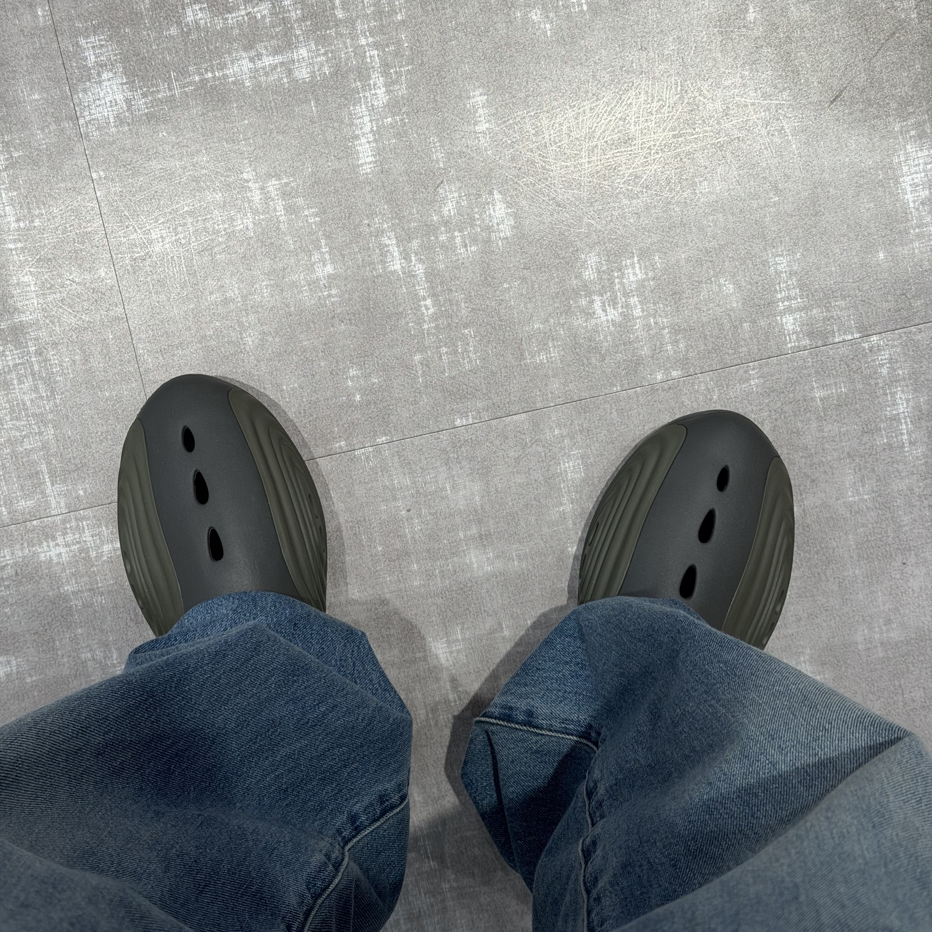 Crocs x Steven Smith Ripple Graphite Dusty Olive, (W) Uniqlo x Cecilie Bahnsen Graphic T-Shirt Black 착용 스타일 - 2