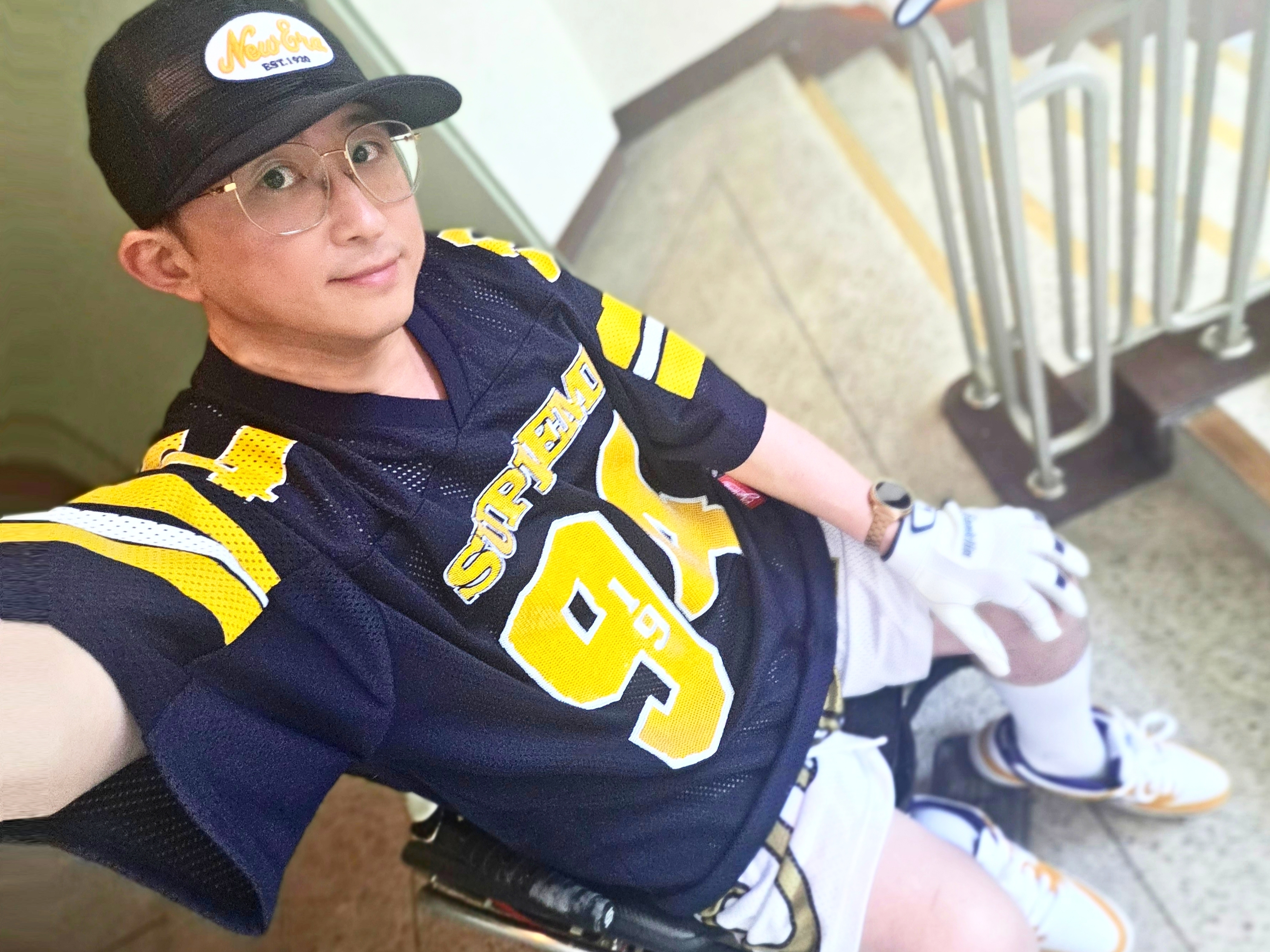 Supreme Sequin Football Jersey Navy - 25FW, Supreme Big Script Mesh Short White - 24SS 착용 스타일