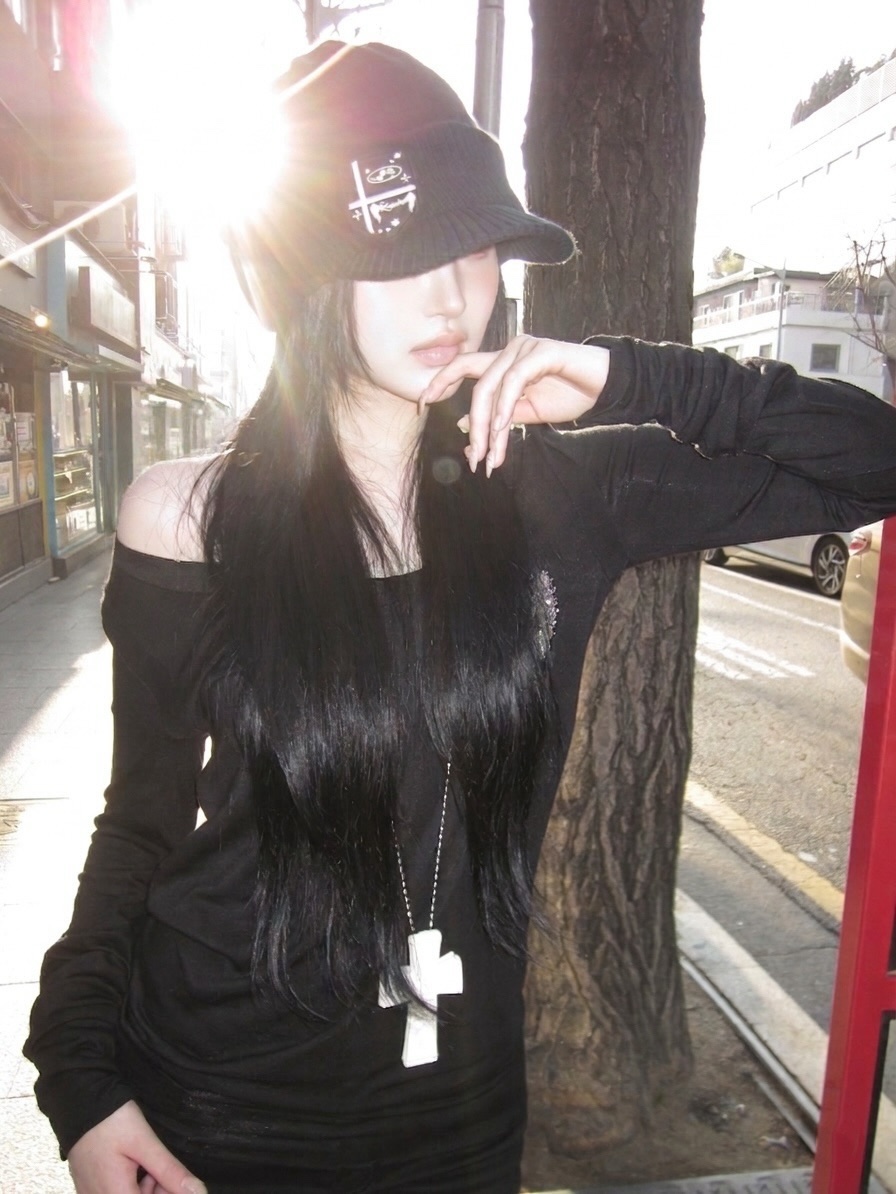 Bonnae Beaded Plunge Neck Top Beige, Bonnae Beaded Plunge Neck Top Black 착용 스타일