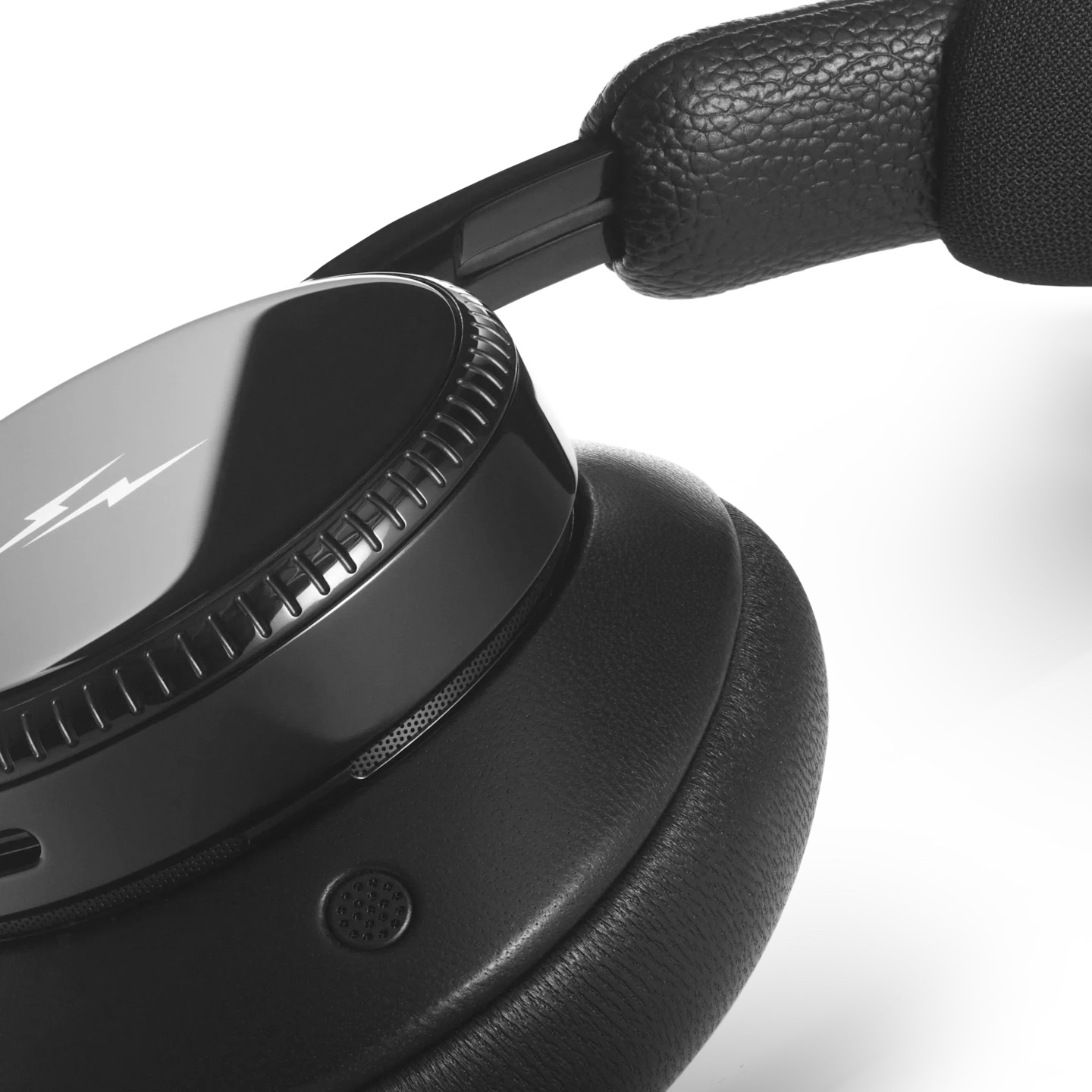 Bang & Olufsen x Fragment Beoplay H100 Infinite Fragment Edition (Korean Ver.) 착용 스타일 - 4