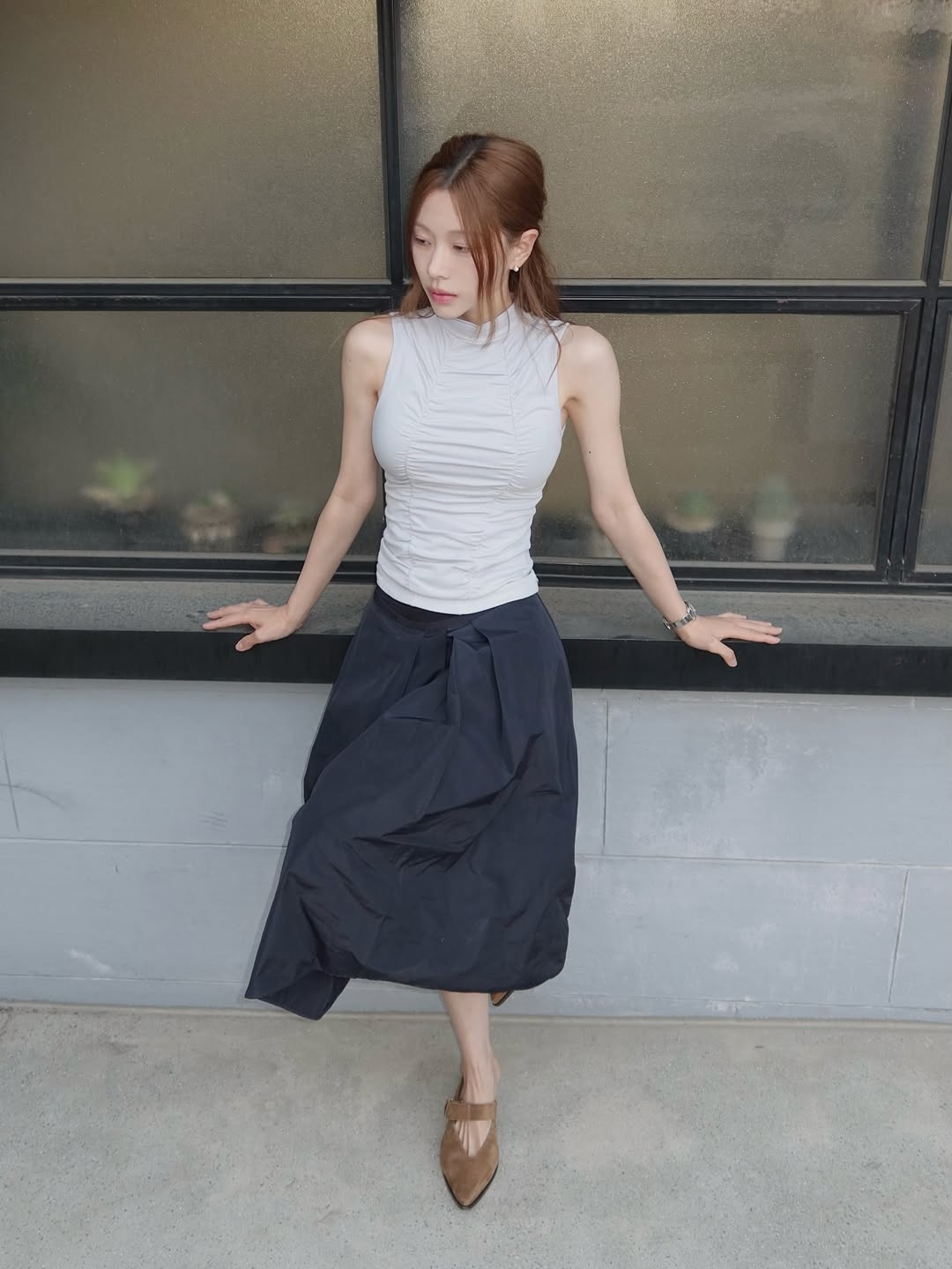 VOONT Shirring High Neck Sleeveless (SKY BLUE) 착용 스타일 - 1