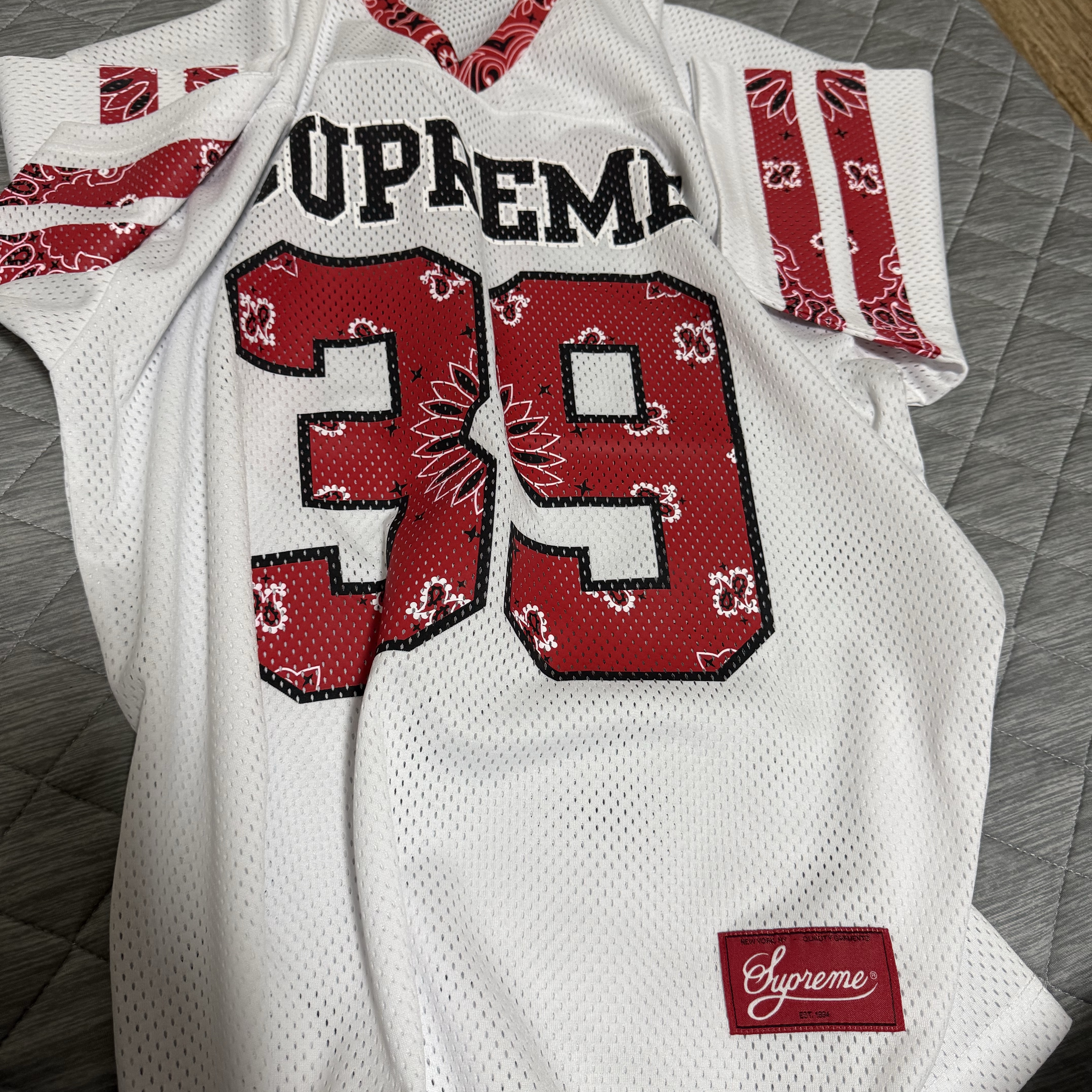 Supreme Bandana Football Jersey White - 25SS, Supreme Canvas Camp Cap Navy - 26SS 착용 스타일 - 1