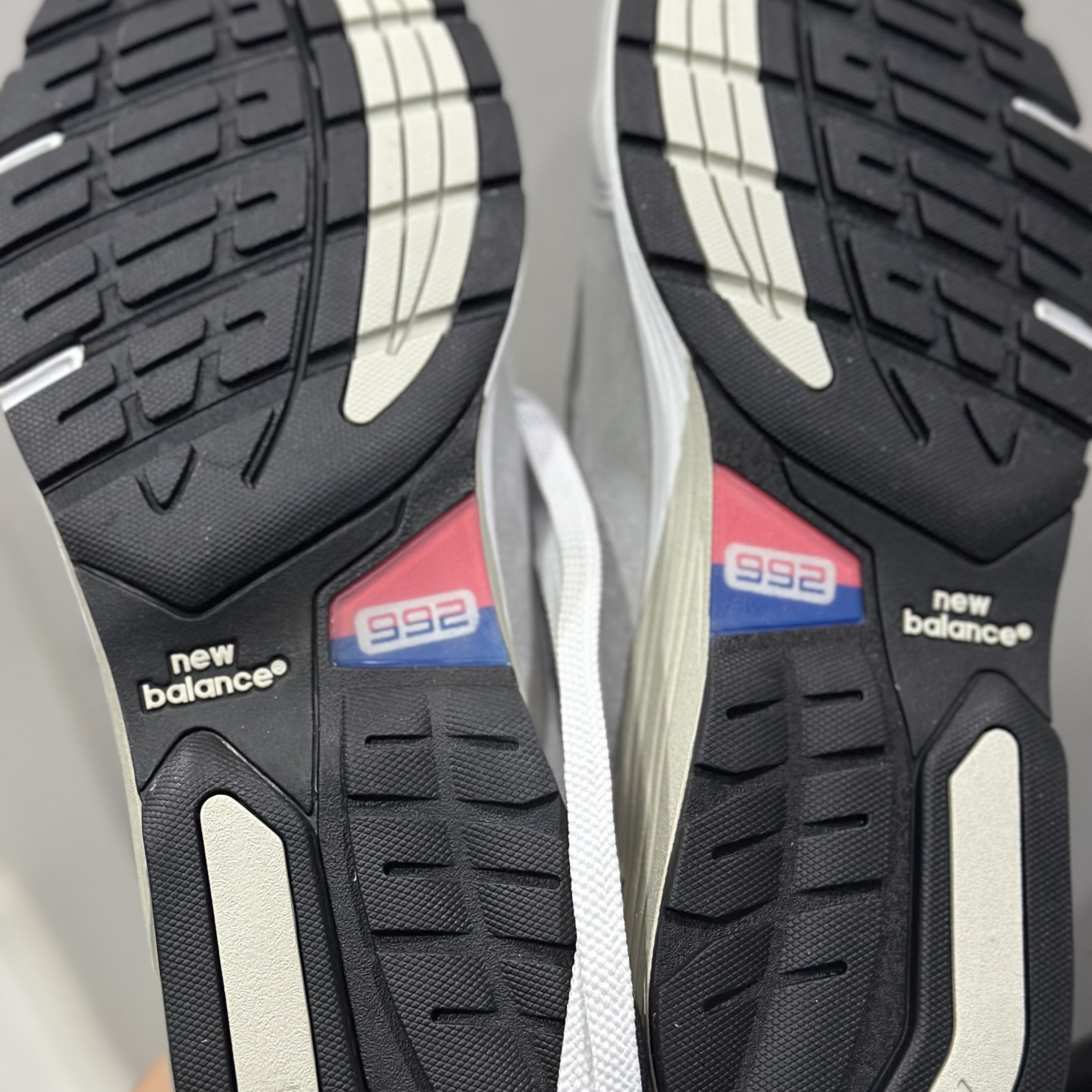 New Balance 992 Made in USA Core Grey Silver Metallic 착용 스타일 - 5