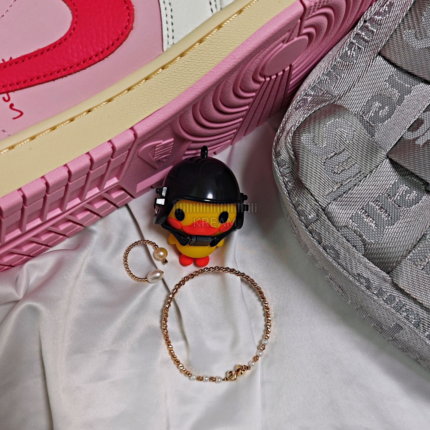 Jordan 1 x Travis Scott Retro Low OG SP Sail Tropical Pink, Supreme Woven Shoulder Bag Grey - 24SS 착용 스타일