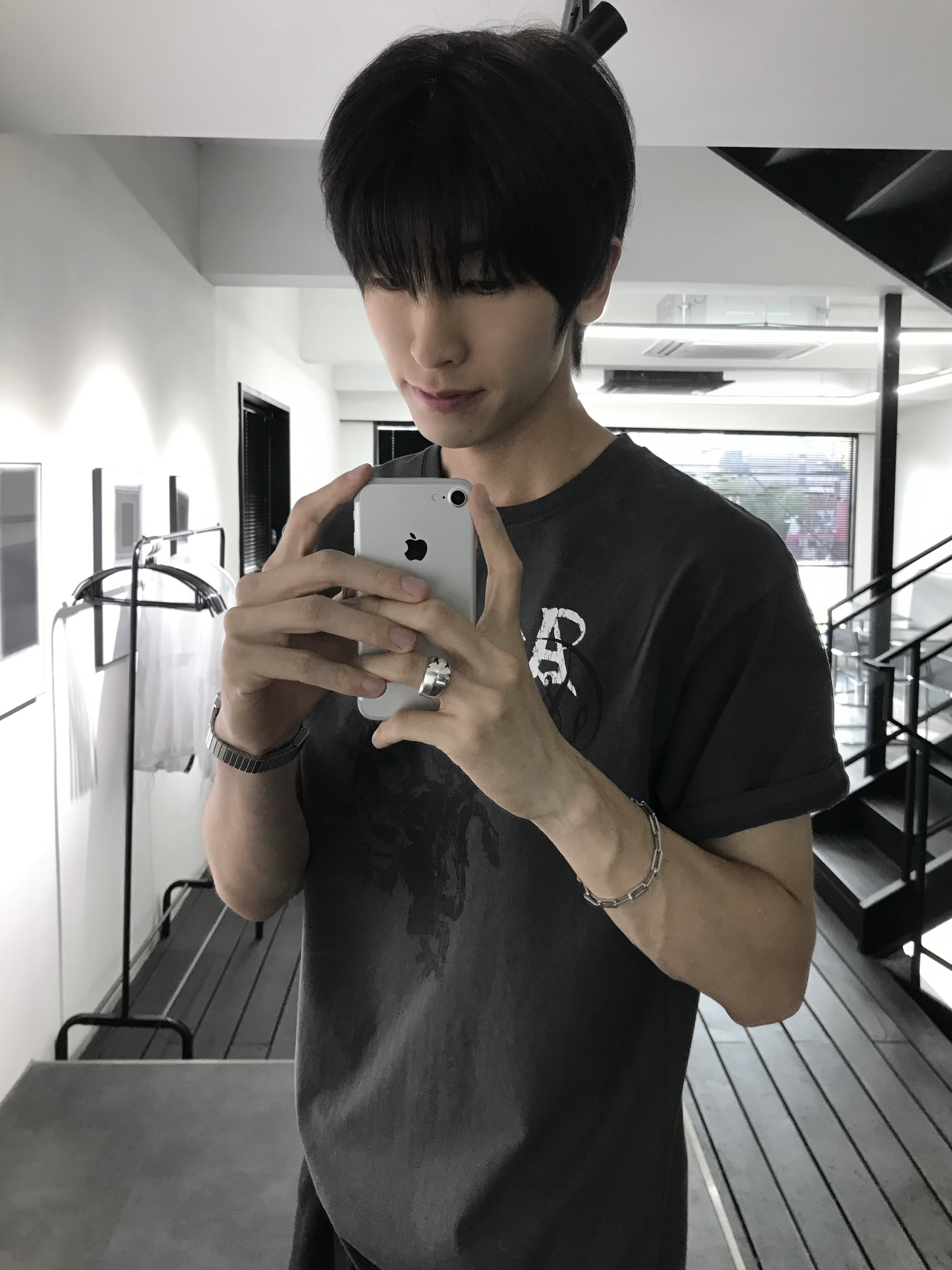 Farfromwhat Far Wrinkled Washed Pants_Black, Farfromwhat Archive Gothic Logo T-Shirt 착용 스타일 - 8