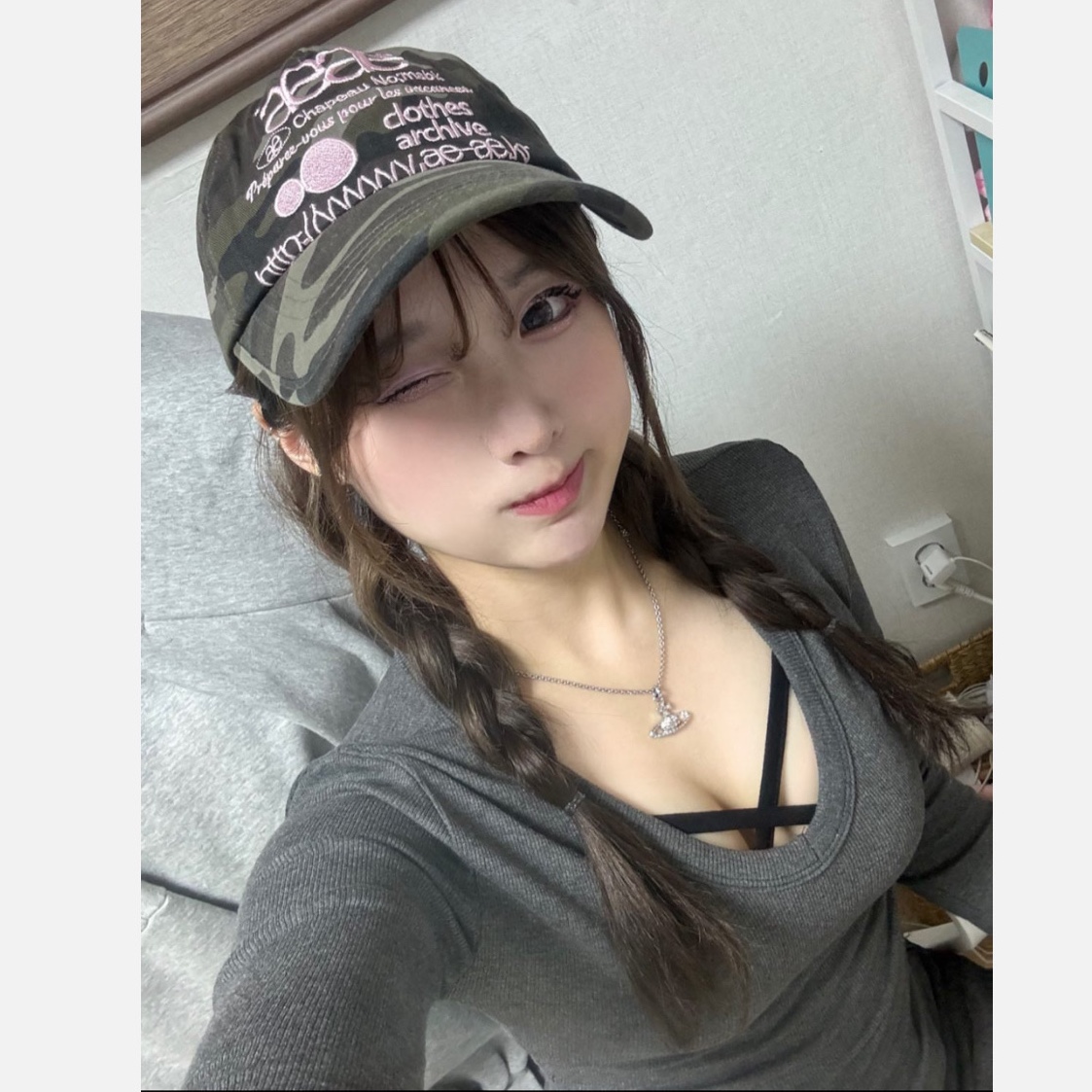 AEAE Web Logo Camo 5 Pannel Cap Green, Vivienne Westwood Mini Bas Relief Pendant Silver 착용 스타일