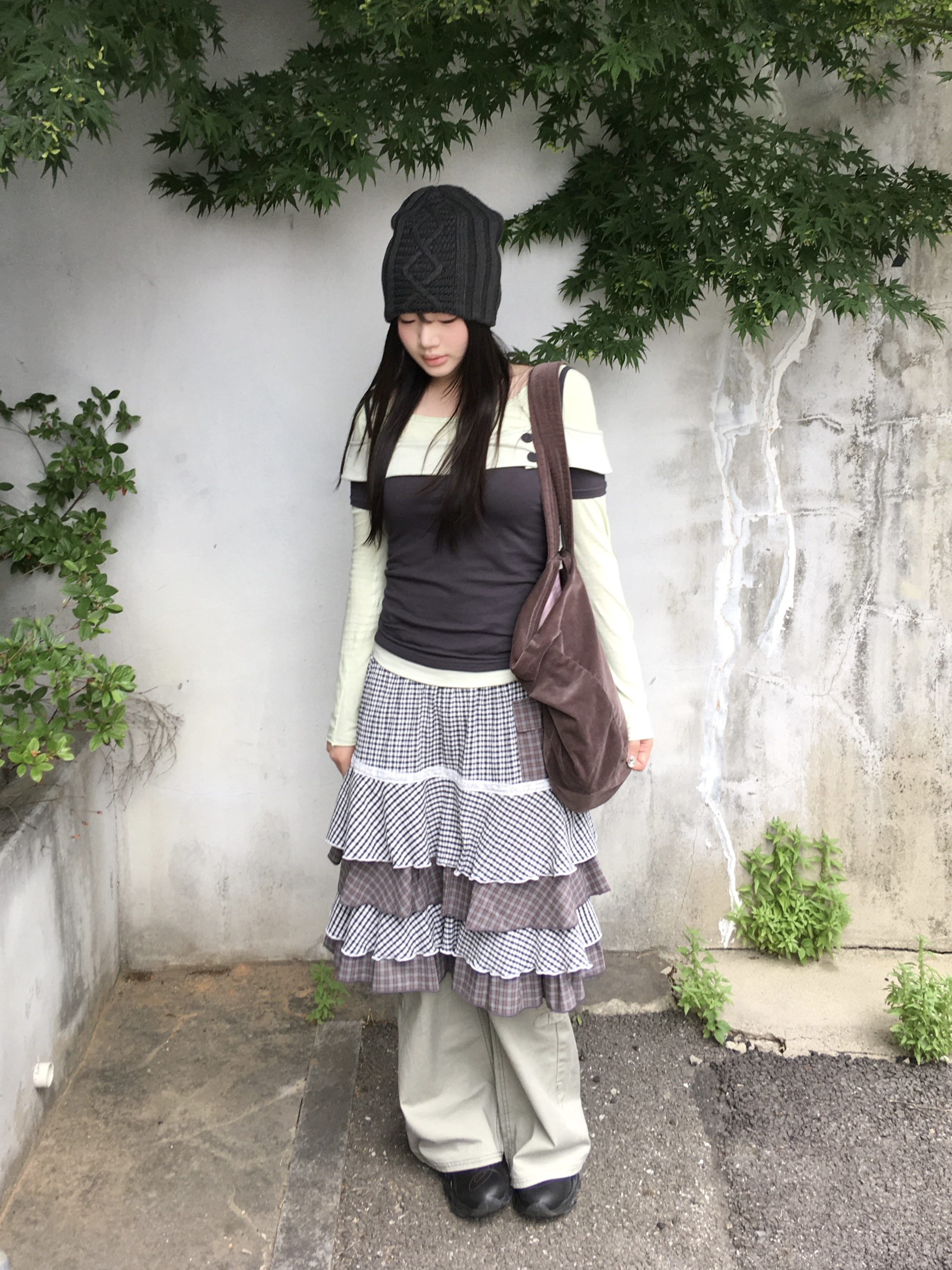 UGLYSHADOW Button Contrast Off-Shoulder Charcoal, UGLYSHADOW Cancan Checkered Mix Skirt Navy 착용 스타일