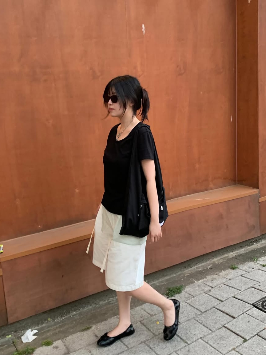 Knitted Outstring Bermuda Denim Half Pants Cream, Knitted Outstring Bermuda Denim Half Pants Black 착용 스타일 - 2