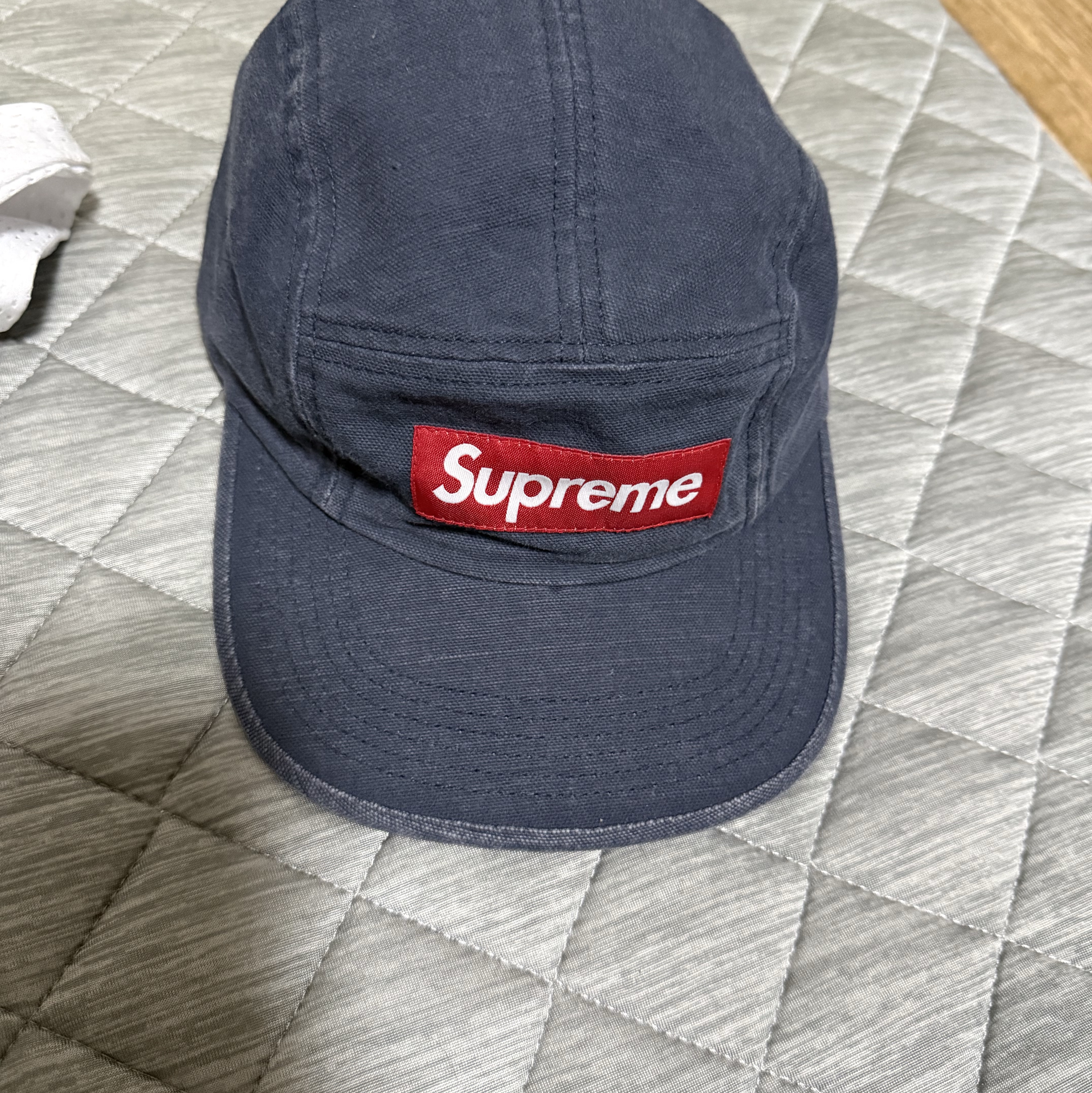 Supreme Bandana Football Jersey White - 25SS, Supreme Canvas Camp Cap Navy - 26SS 착용 스타일 - 3