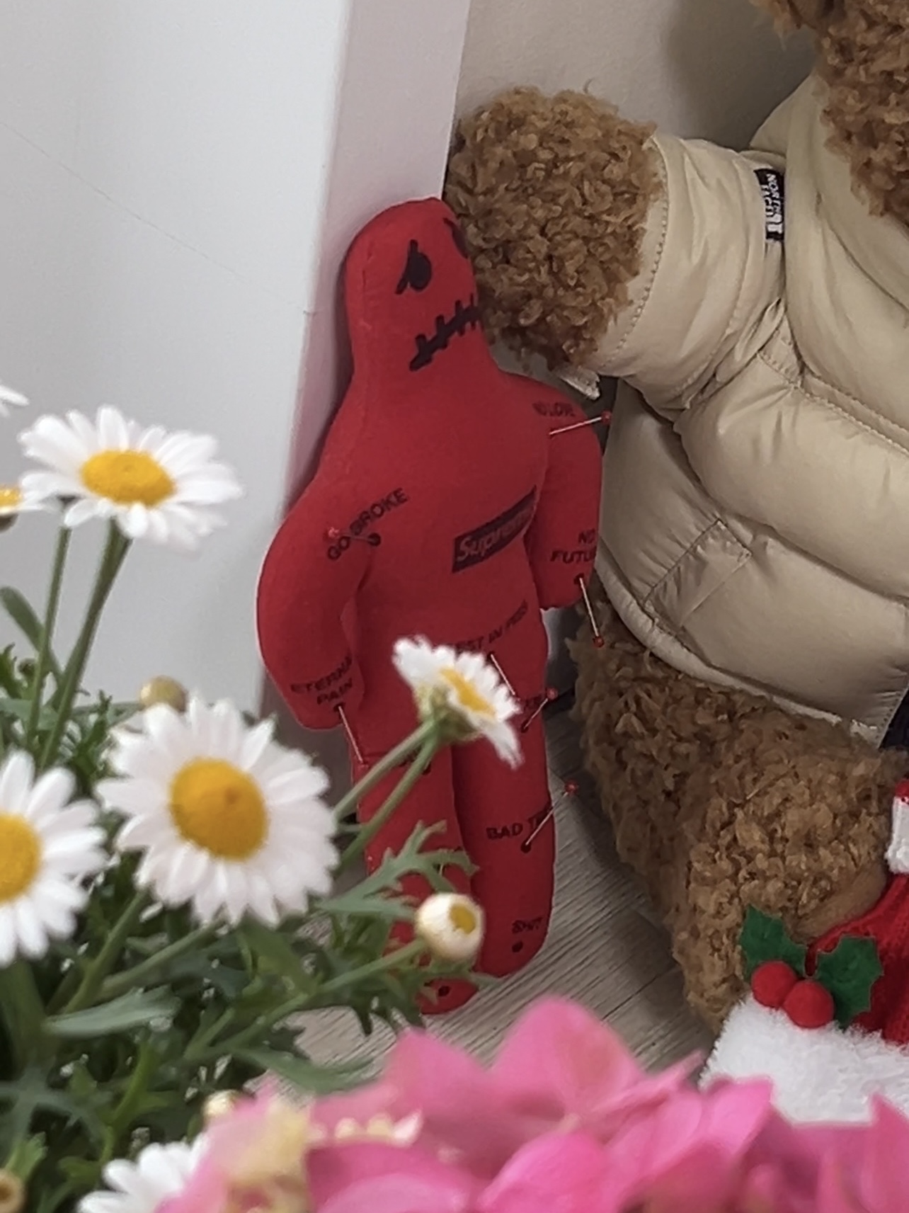 Supreme Voodoo Doll Red - 19FW, Supreme Chucky Doll - 20FW 착용 스타일 - 1