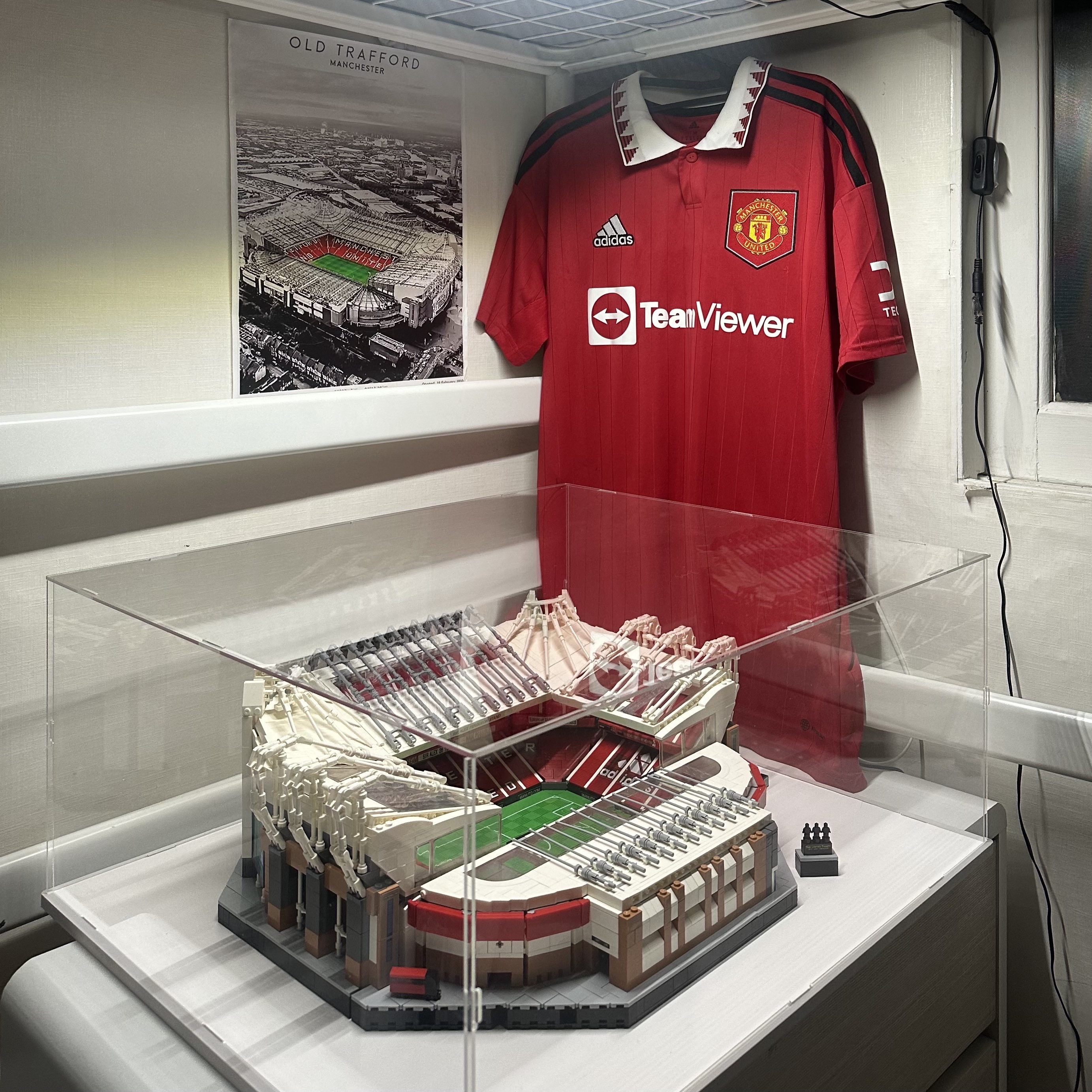 Lego Old Trafford Manchester United, Adidas Manchester United 2022/23 Home Jersey Real Red - US Sizing (Non Marking Ver.) 착용 스타일