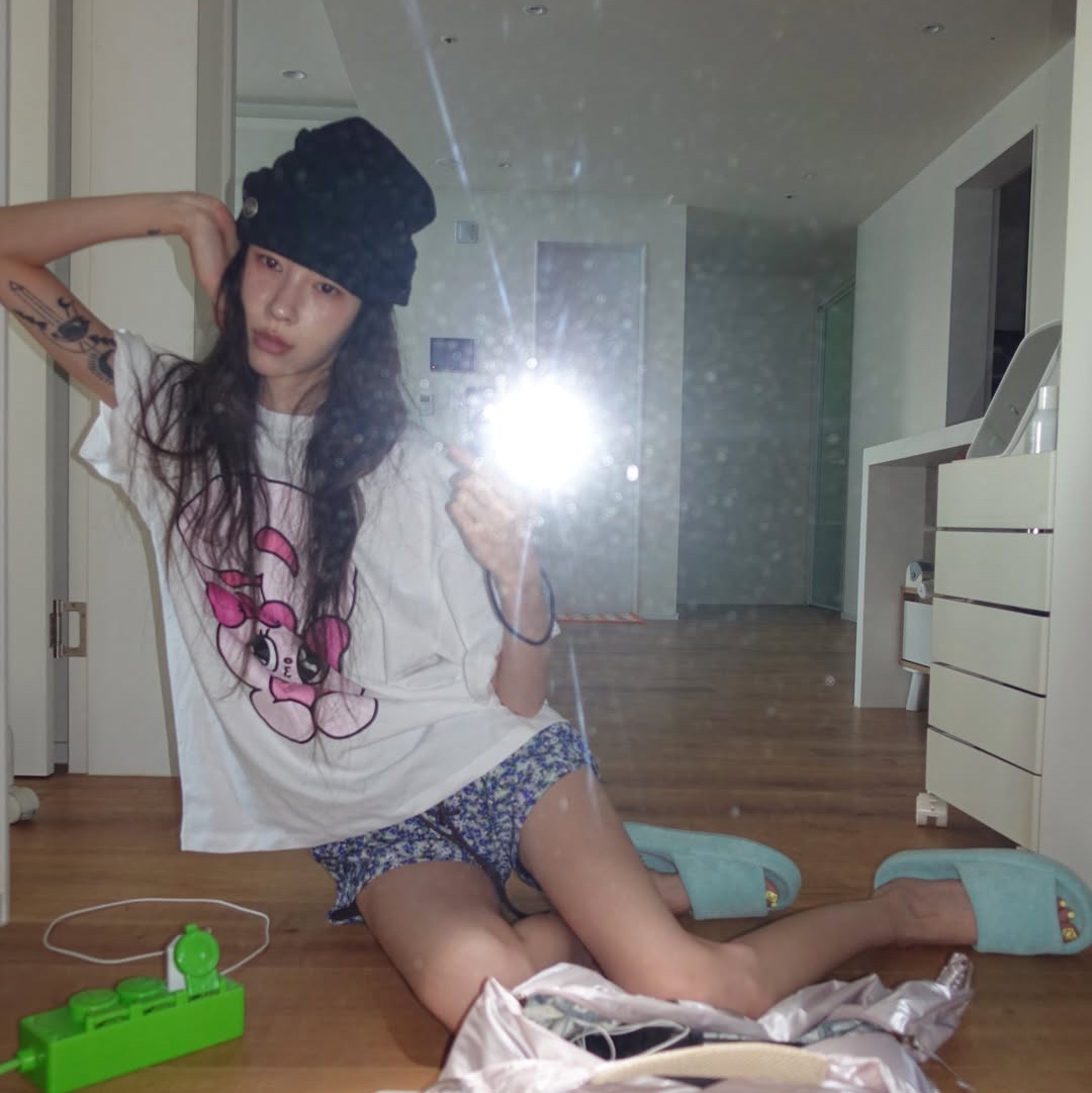 SOMSOC Lina Jacquard Band Beanie Black 착용 스타일