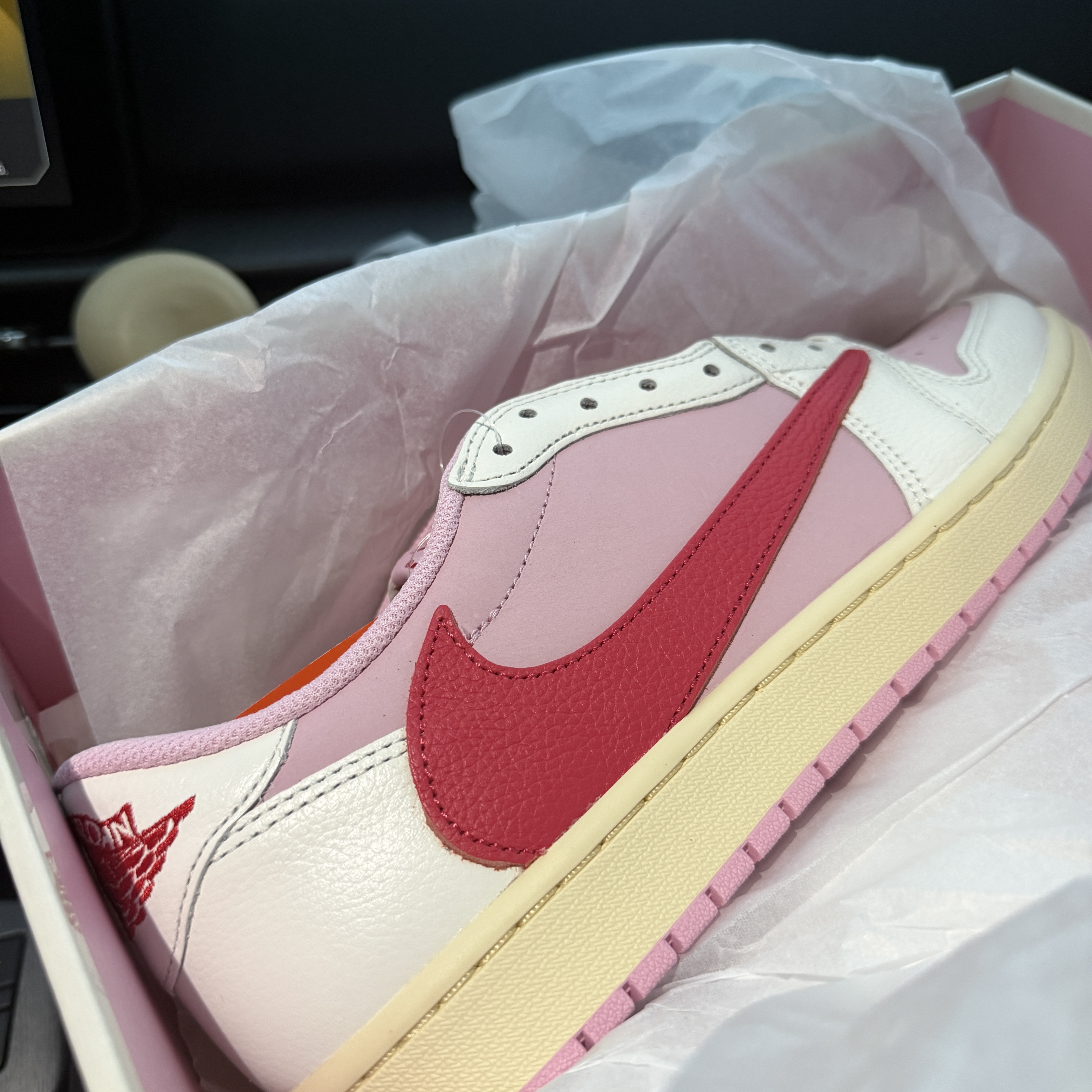 Jordan 1 x Travis Scott Retro Low OG SP Sail Tropical Pink 착용 스타일 - 1