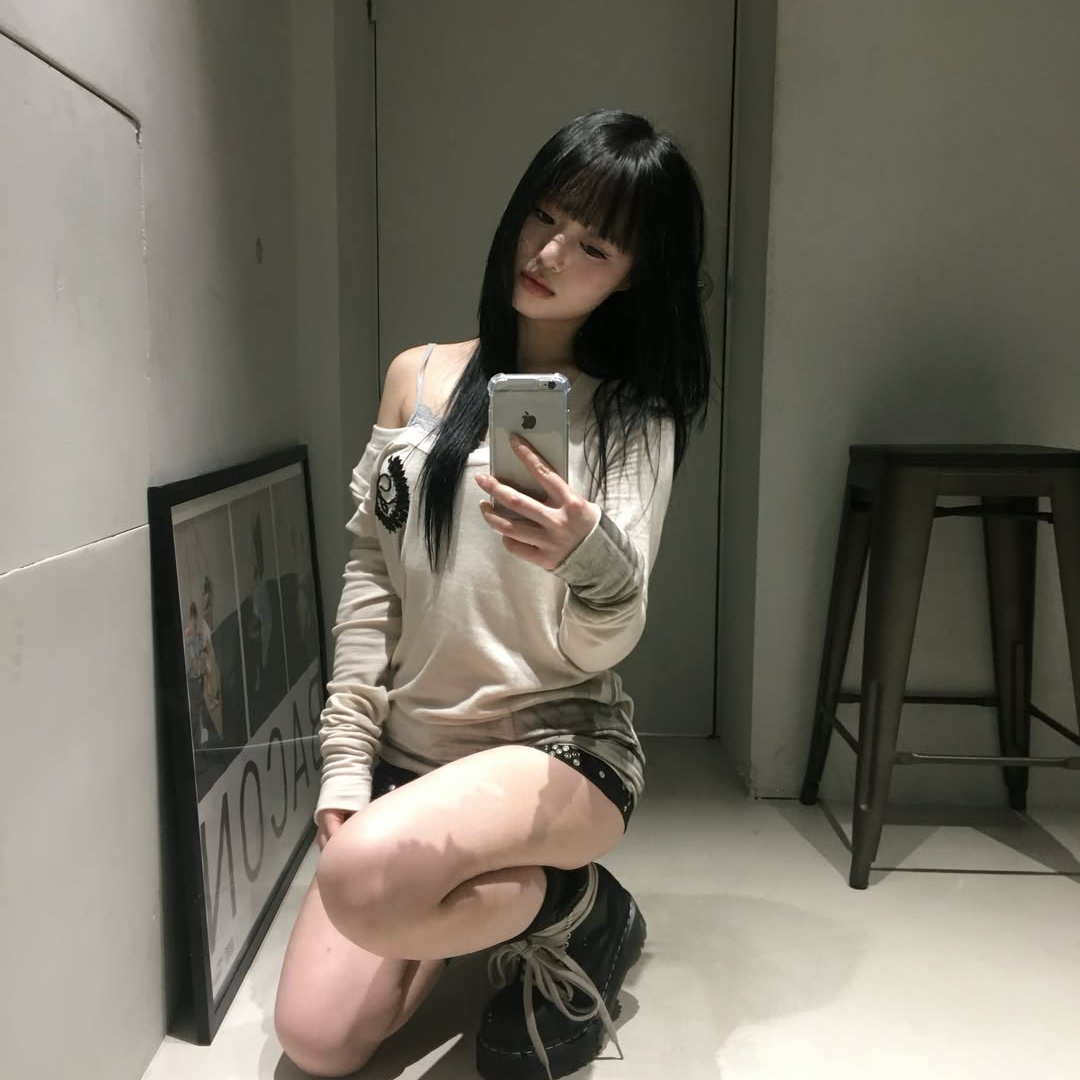 Bonnae Beaded Plunge Neck Top Beige, Bonnae Beaded Plunge Neck Top Black 착용 스타일