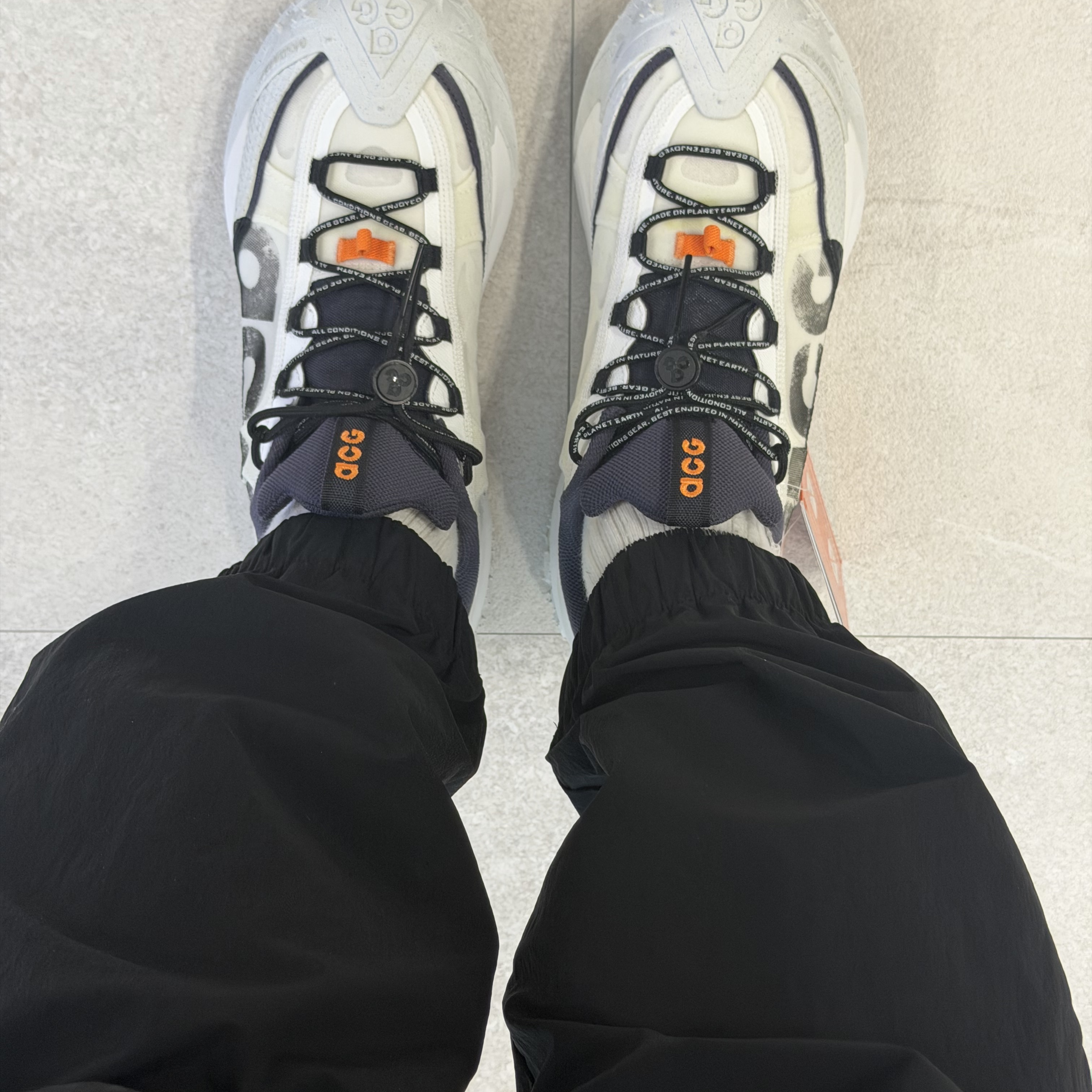 Nike ACG Mountain Fly 2 Low Summit White and Bright Mandarin 착용 스타일 - 2