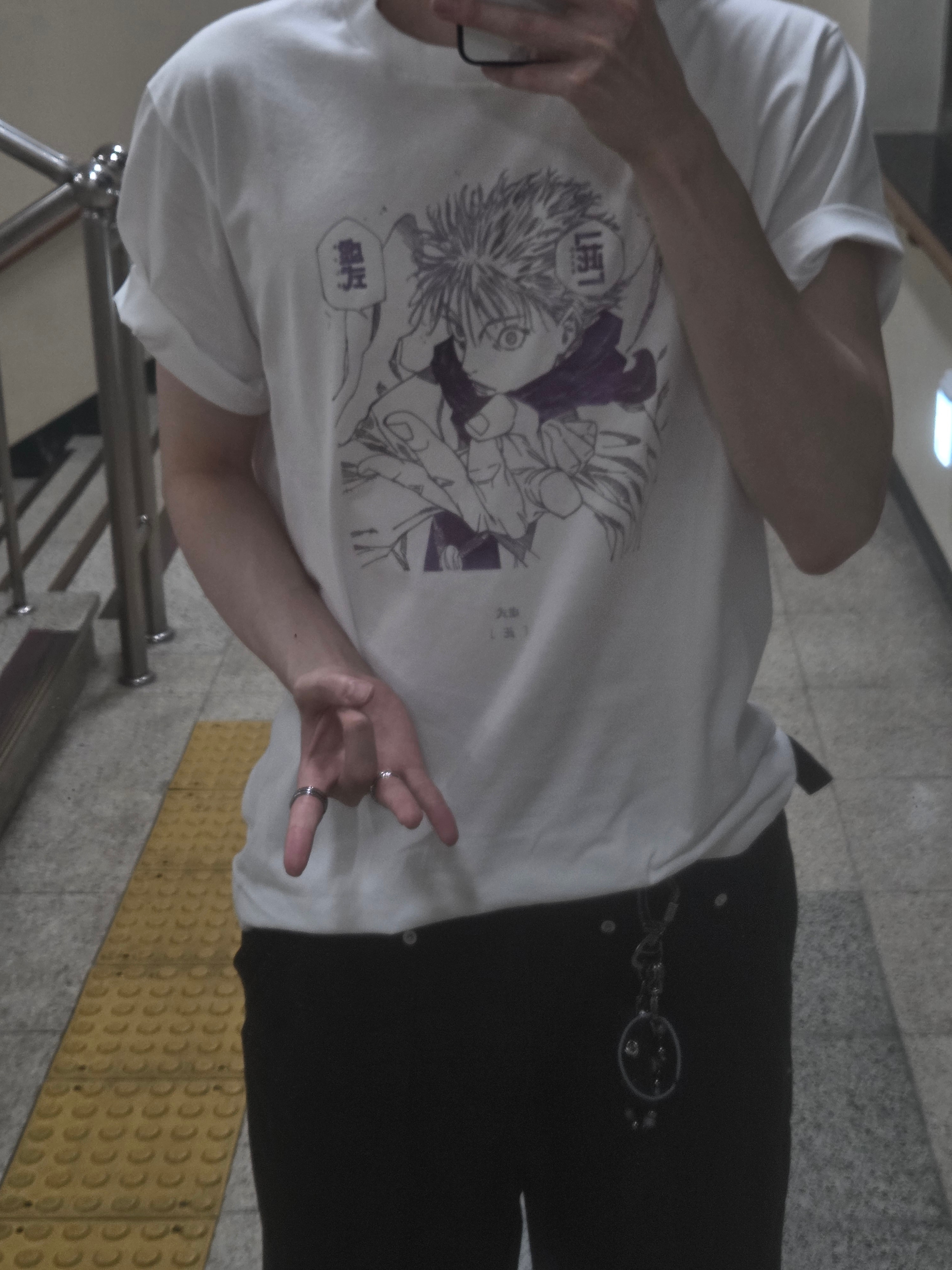 Uniqlo UT Shueisha 100th Anniversary Jujutsu Kaisen T-Shirt White, Dr. Martens 1461 Smooth Black 착용 스타일 - 2